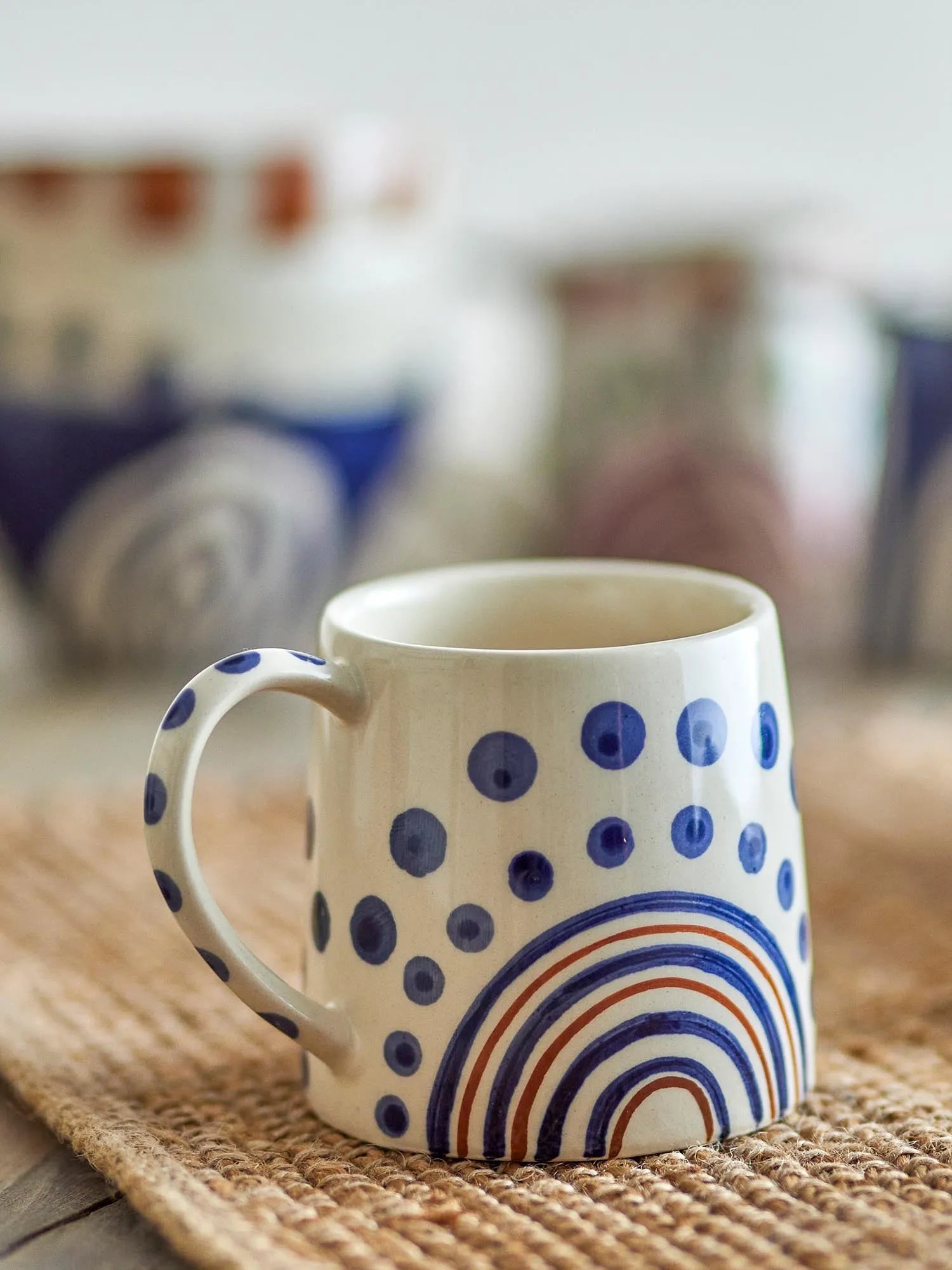 Die Shama Tasse in Orange: Handbemaltes Steingut, skandinavisches Design, spülmaschinen- und mikrowellenfest.