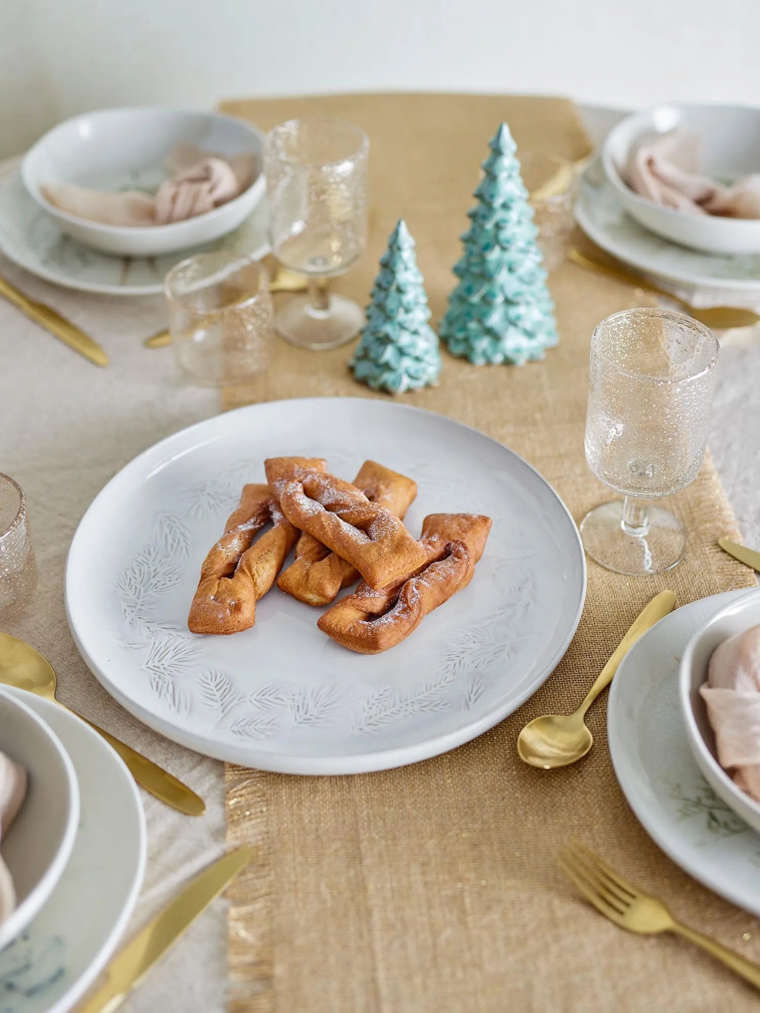 Winter Servierplatte, Natur, Steingut in Natur präsentiert im Onlineshop von KAQTU Design AG. Platte ist von Bloomingville