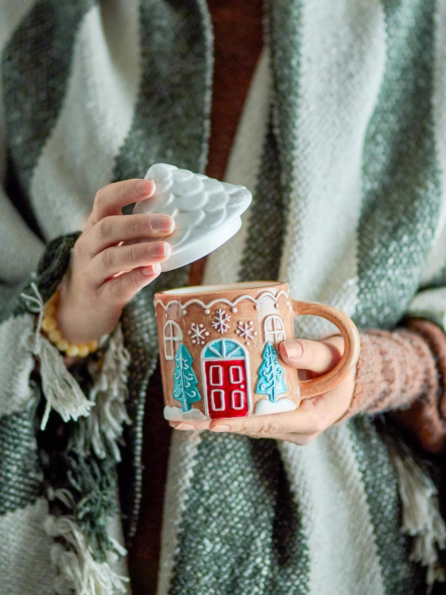 Ginnie Becher, Braun, Steingut in Braun präsentiert im Onlineshop von KAQTU Design AG. Tasse ist von Bloomingville