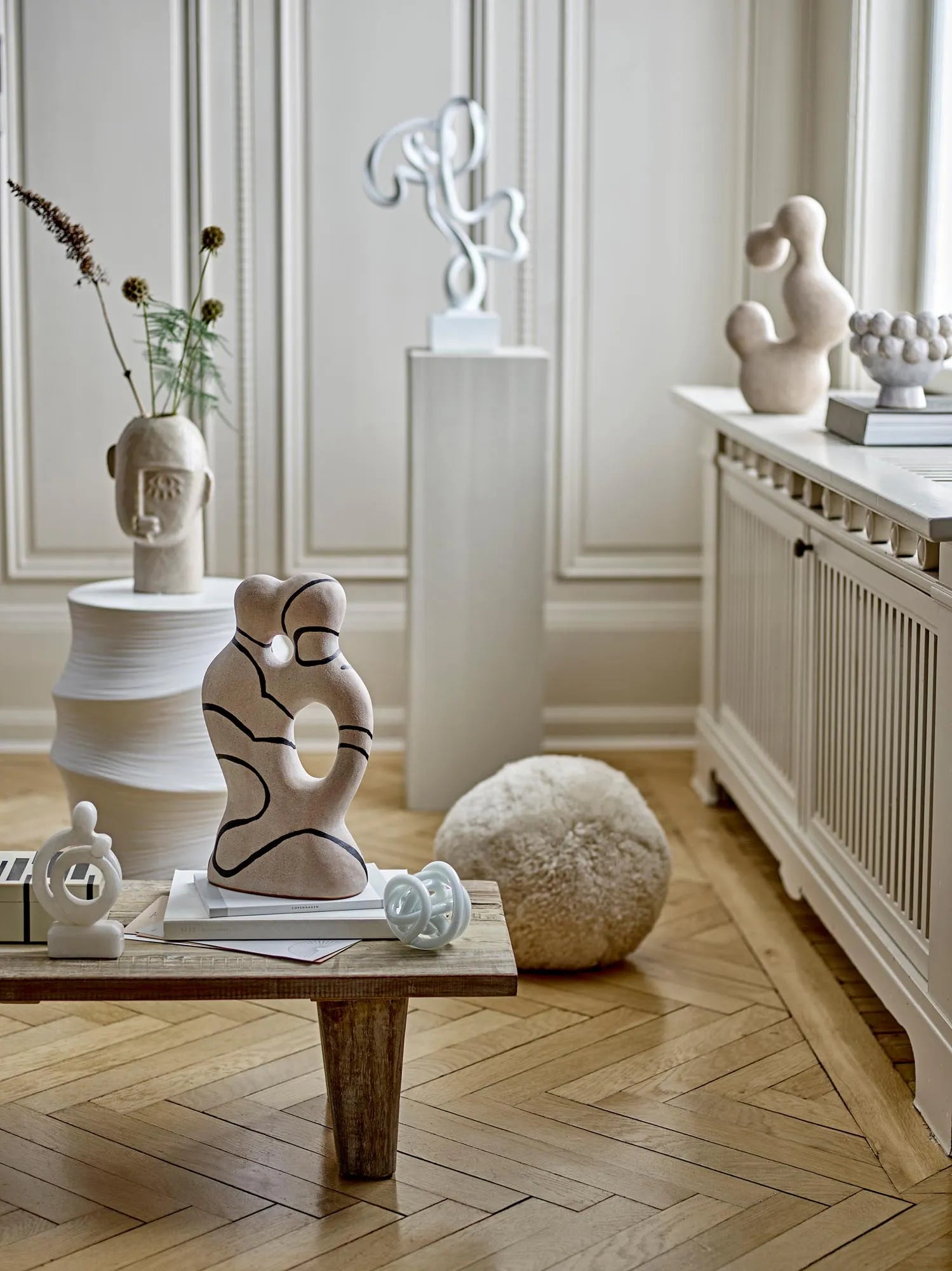 Elegante Glasdeko in Knotenform, handgefertigt, zeitlos weiß, inspiriert von Symbolik der Verbindung.