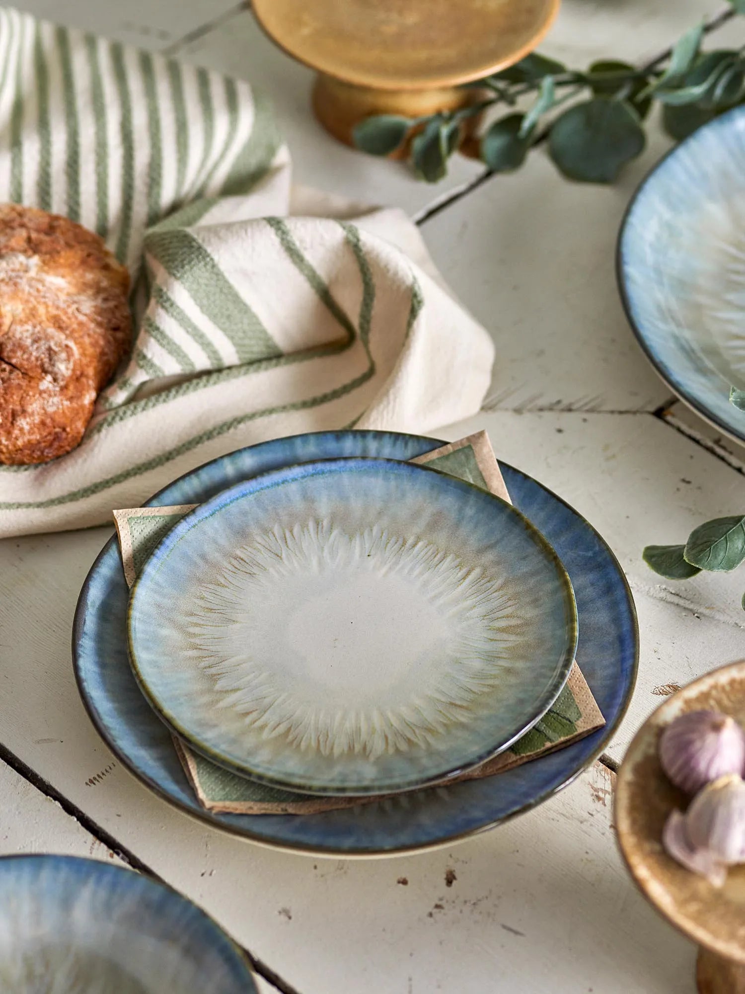 Calen Teller, Blue, Steingut in Blau präsentiert im Onlineshop von KAQTU Design AG. Teller ist von Bloomingville