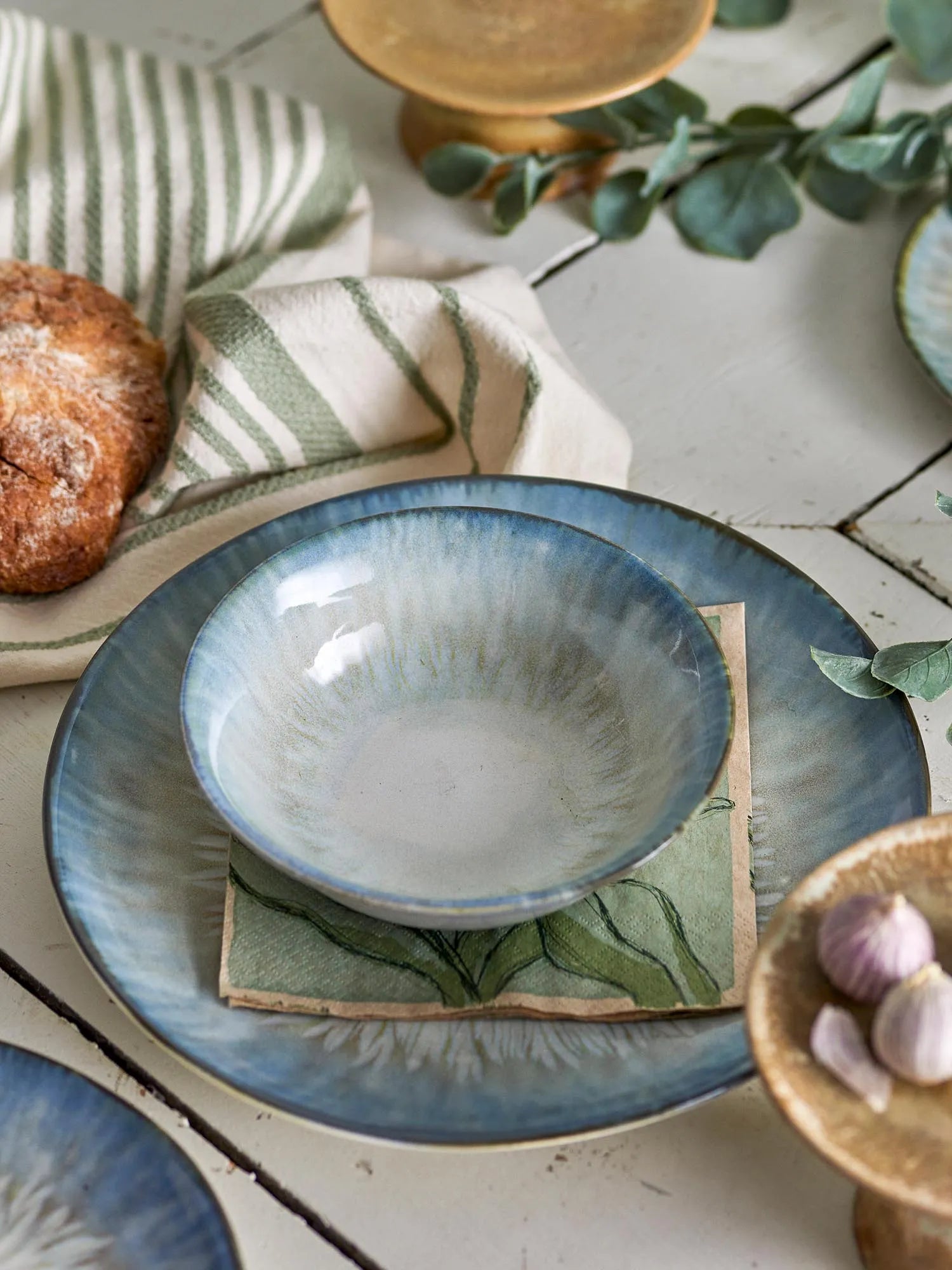 Die Calen Schale in Blau von Bloomingville vereint robustes Steingut mit einem eleganten, naturinspirierten Design.