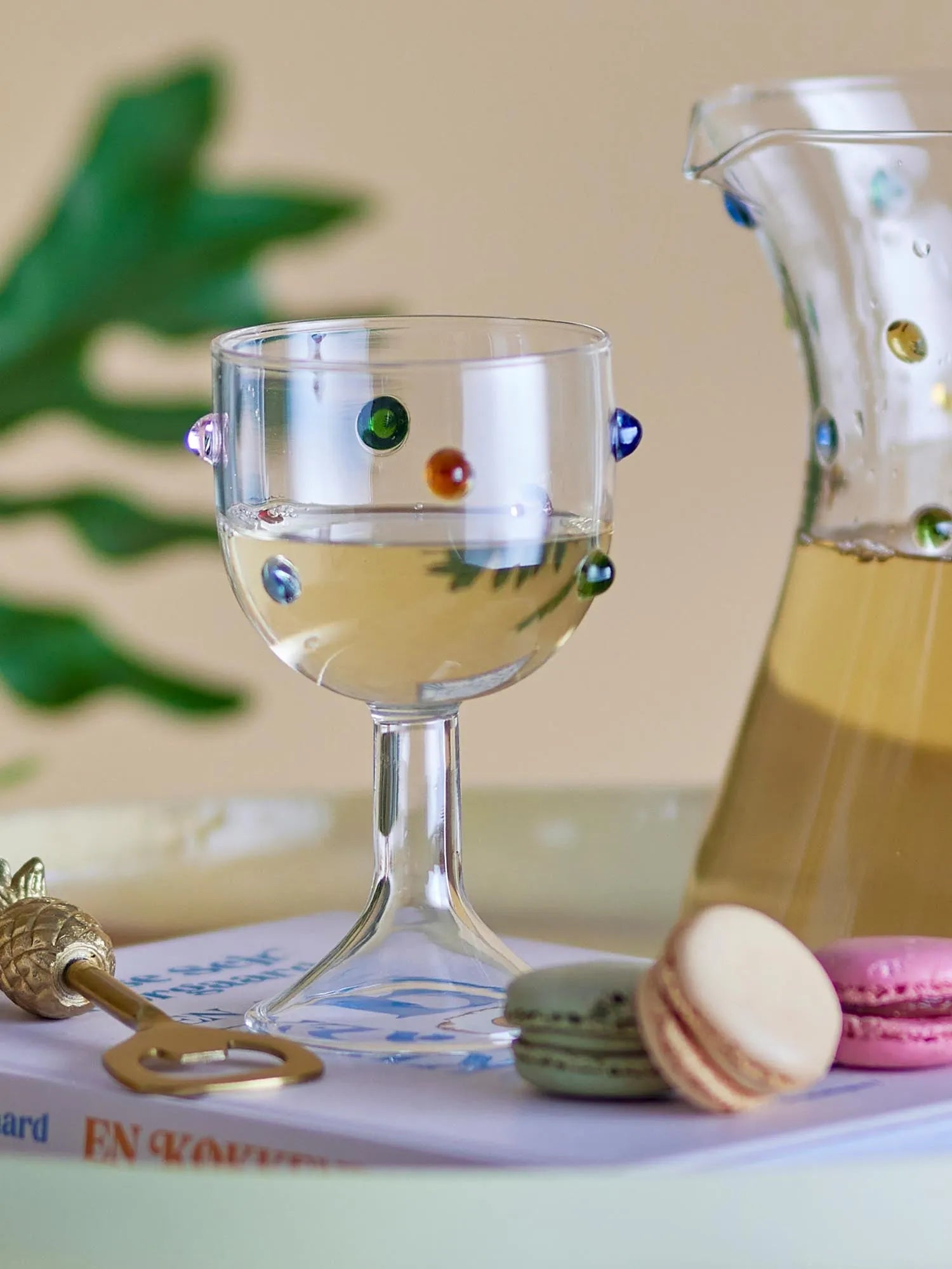 Das Thalia Weinglas von Bloomingville vereint Eleganz und Handwerkskunst, mit farbigen Tropfen für ein einzigartiges Trinkerlebnis.
