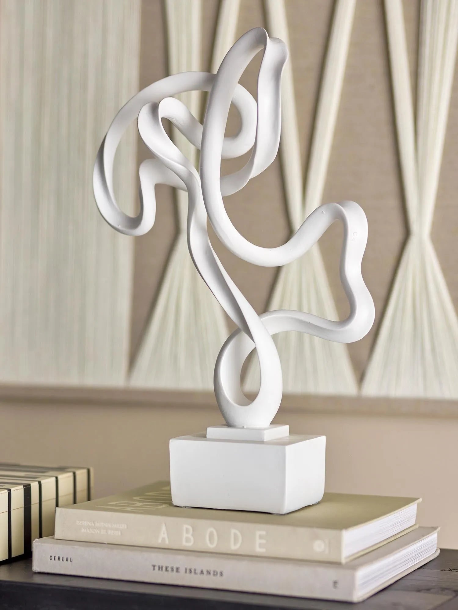 Die Arista Deko von Bloomingville: Elegante Harzskulptur in Weiß, die jedem Raum stilvolle Raffinesse verleiht.