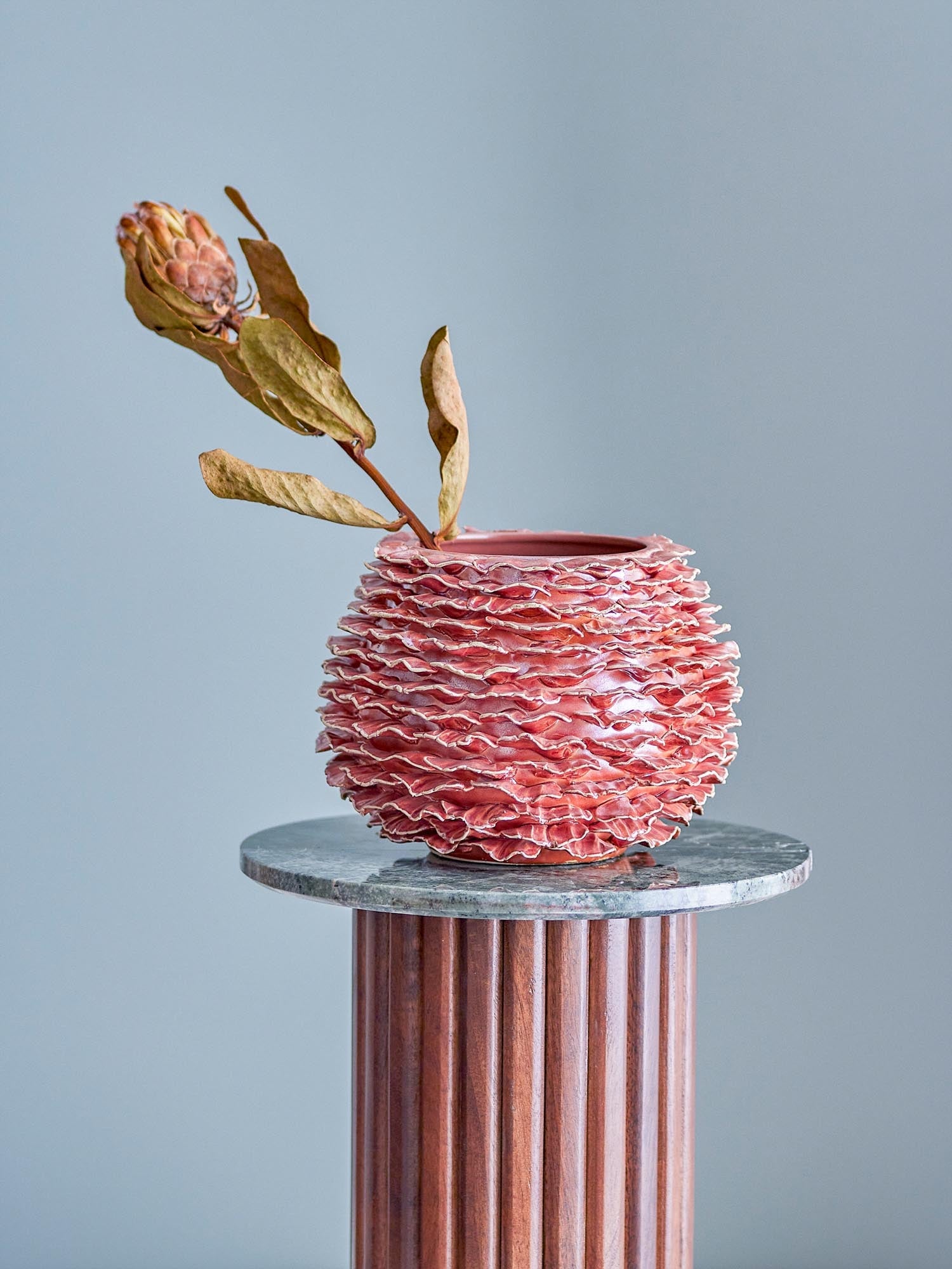 Die Morwen Vase von Bloomingville aus braunem Steingut besticht durch ihr elegantes Design und ihre hochwertige Verarbeitung.