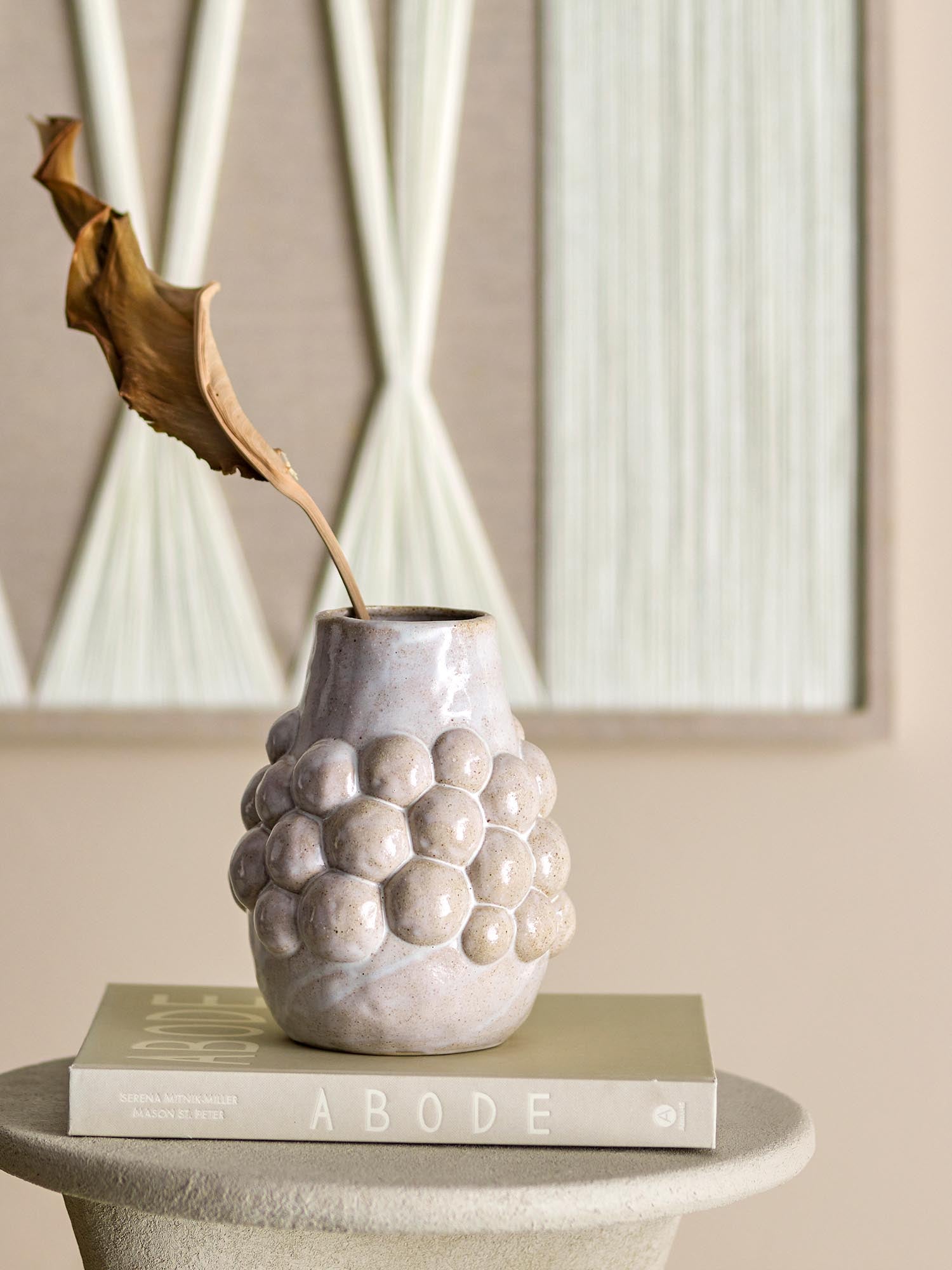 Die Poldor Vase aus Steingut in natürlichem Design von Bloomingville ist ein stilvolles Dekorationsstück für Ihr Zuhause.