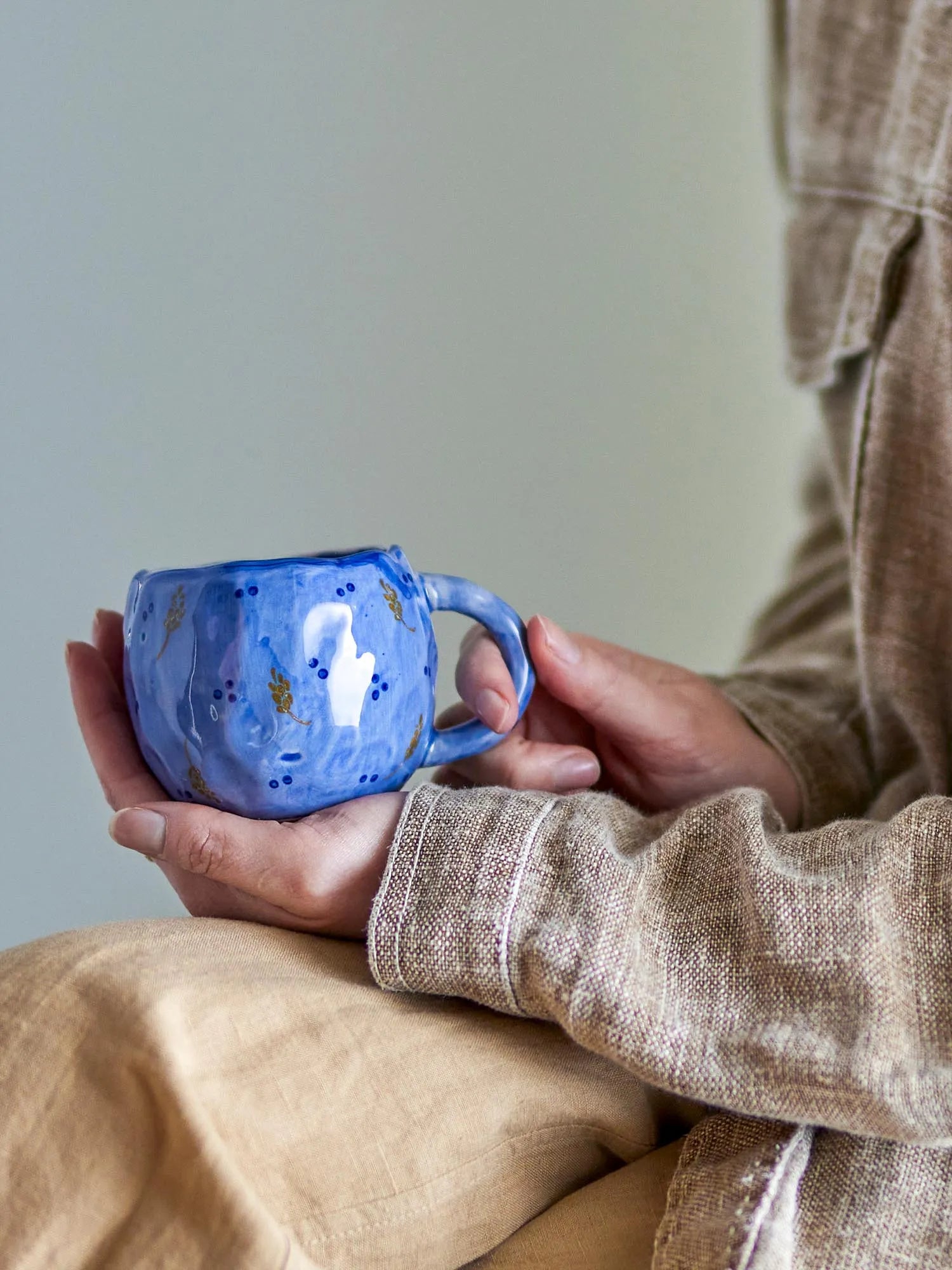 Die Pippine Tasse in Blau von Bloomingville vereint robustes Steingut mit eleganter, handgefertigter Glasur.
