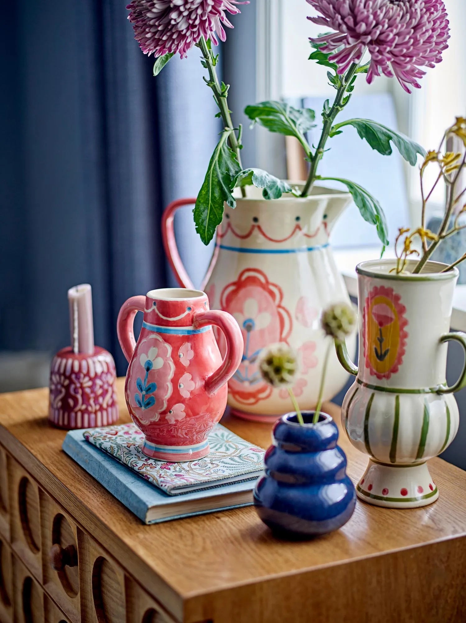 Der Odina Krug von Bloomingville vereint robustes Steingut mit nostalgischem Blumenmuster und modernem Design, ideal für stilvolles Servieren.