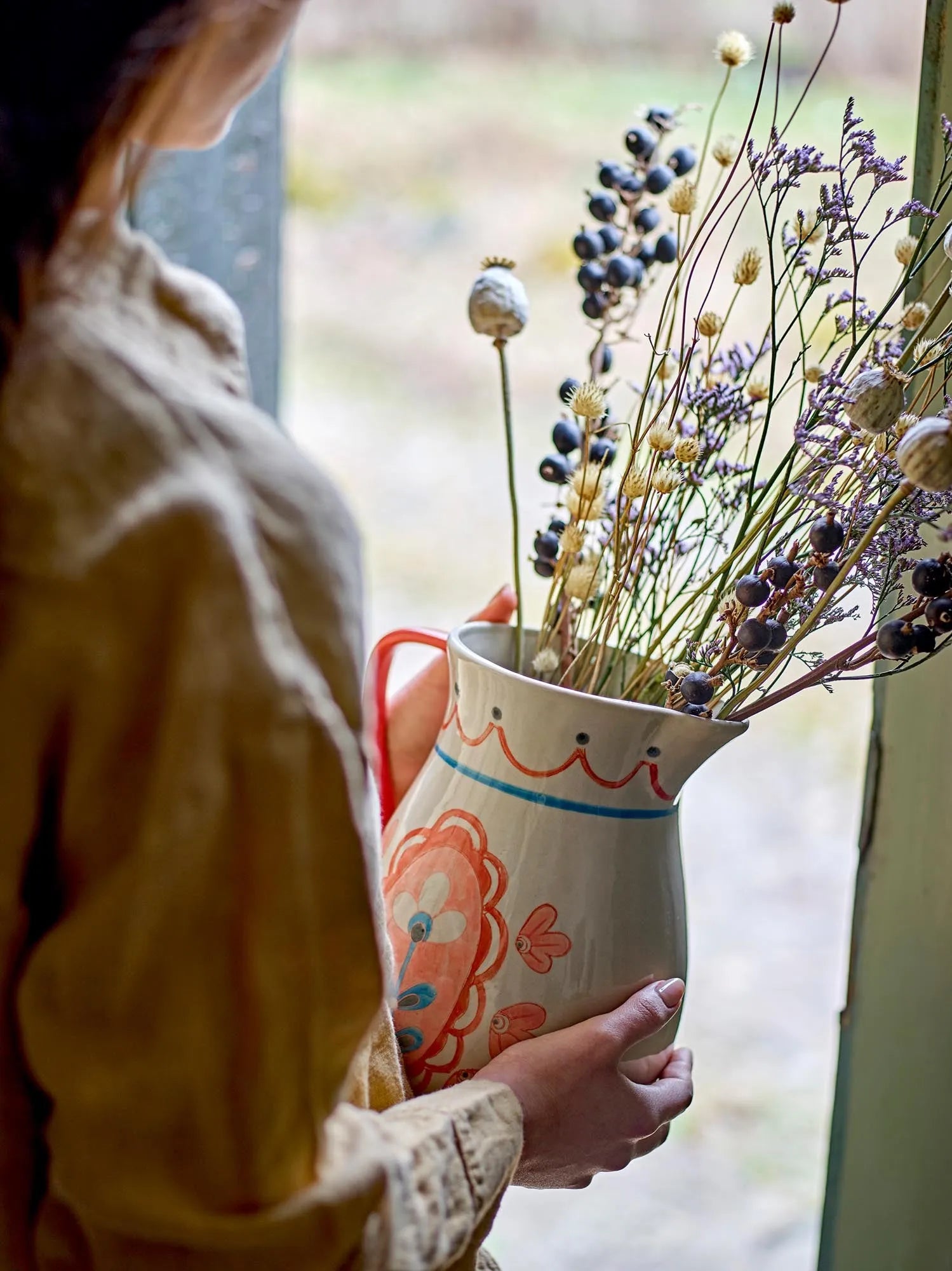 Der Odina Krug von Bloomingville vereint robustes Steingut mit nostalgischem Blumenmuster und modernem Design, ideal für stilvolles Servieren.