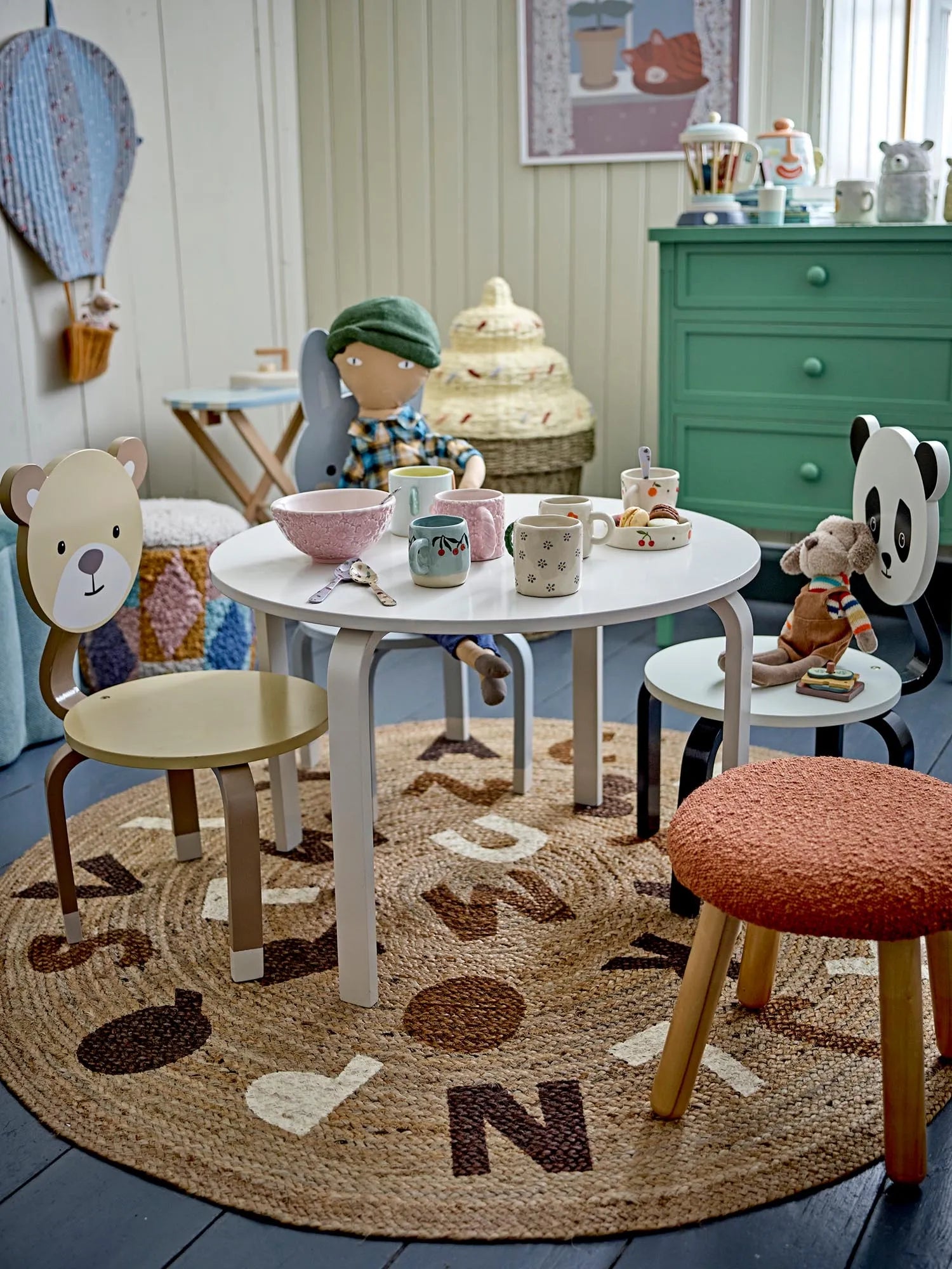Die Millie Tasse in sanftem Blau mit Kirschmuster ist ein charmantes Steingutstück für Kinder und Junggebliebene.