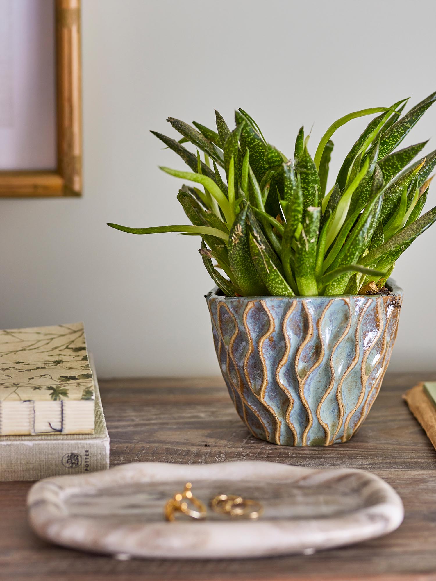 Feren Blumentopf, Blue, Steingut in Blau präsentiert im Onlineshop von KAQTU Design AG. Blumentopf ist von Creative Collection