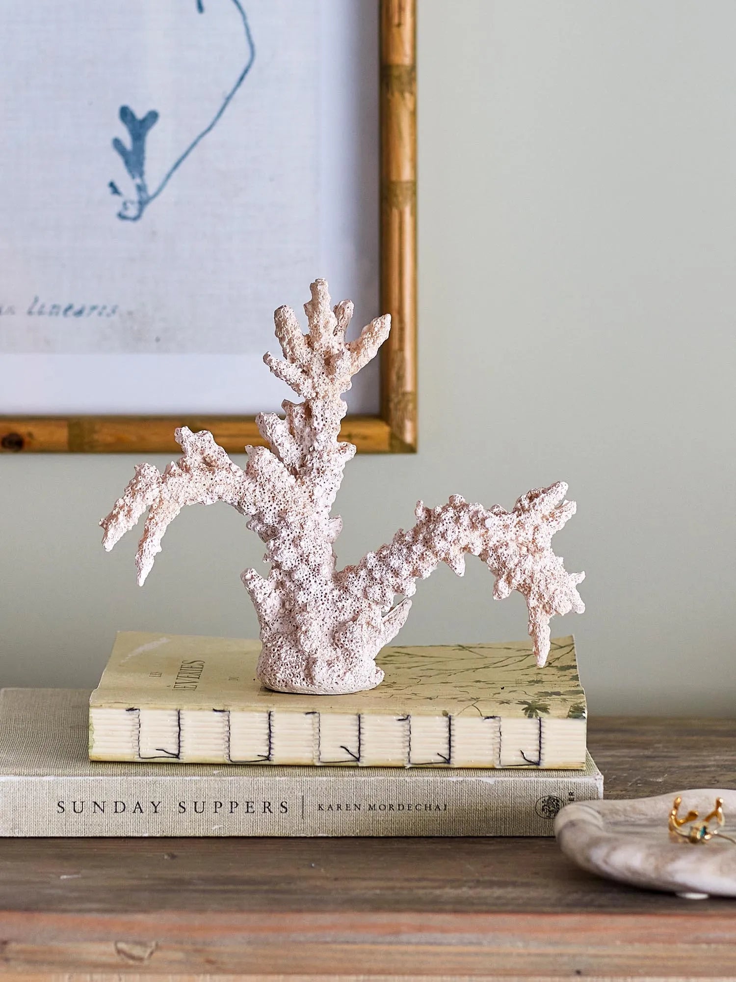 Elegante Rosé-Skulptur aus Polyresin, inspiriert von Korallen, verleiht jedem Raum eine beruhigende, stilvolle Note.