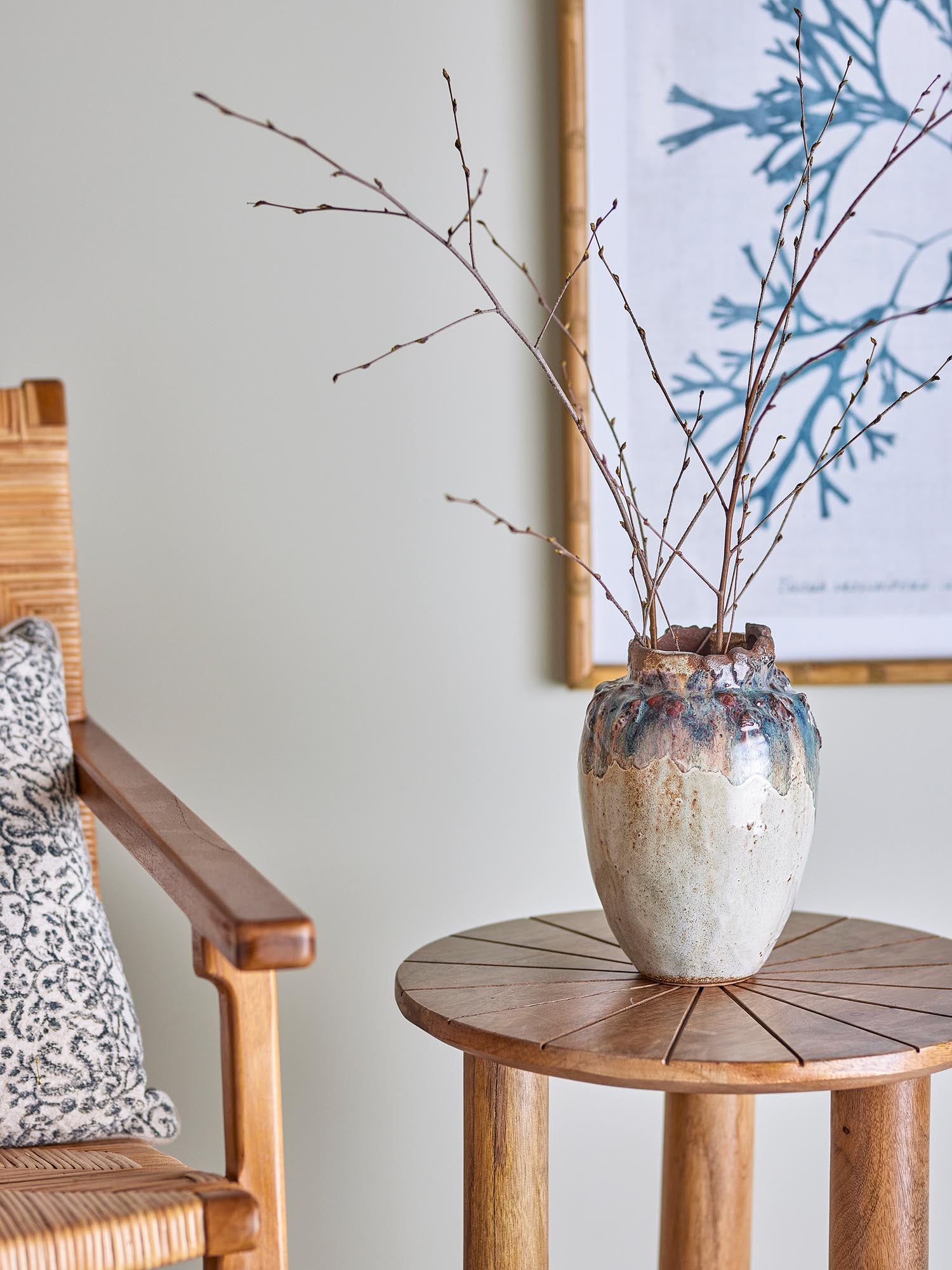 Die Tauriel Vase in Blau aus Steingut von Creative Collection besticht durch ihr elegantes Design und hochwertige Verarbeitung.