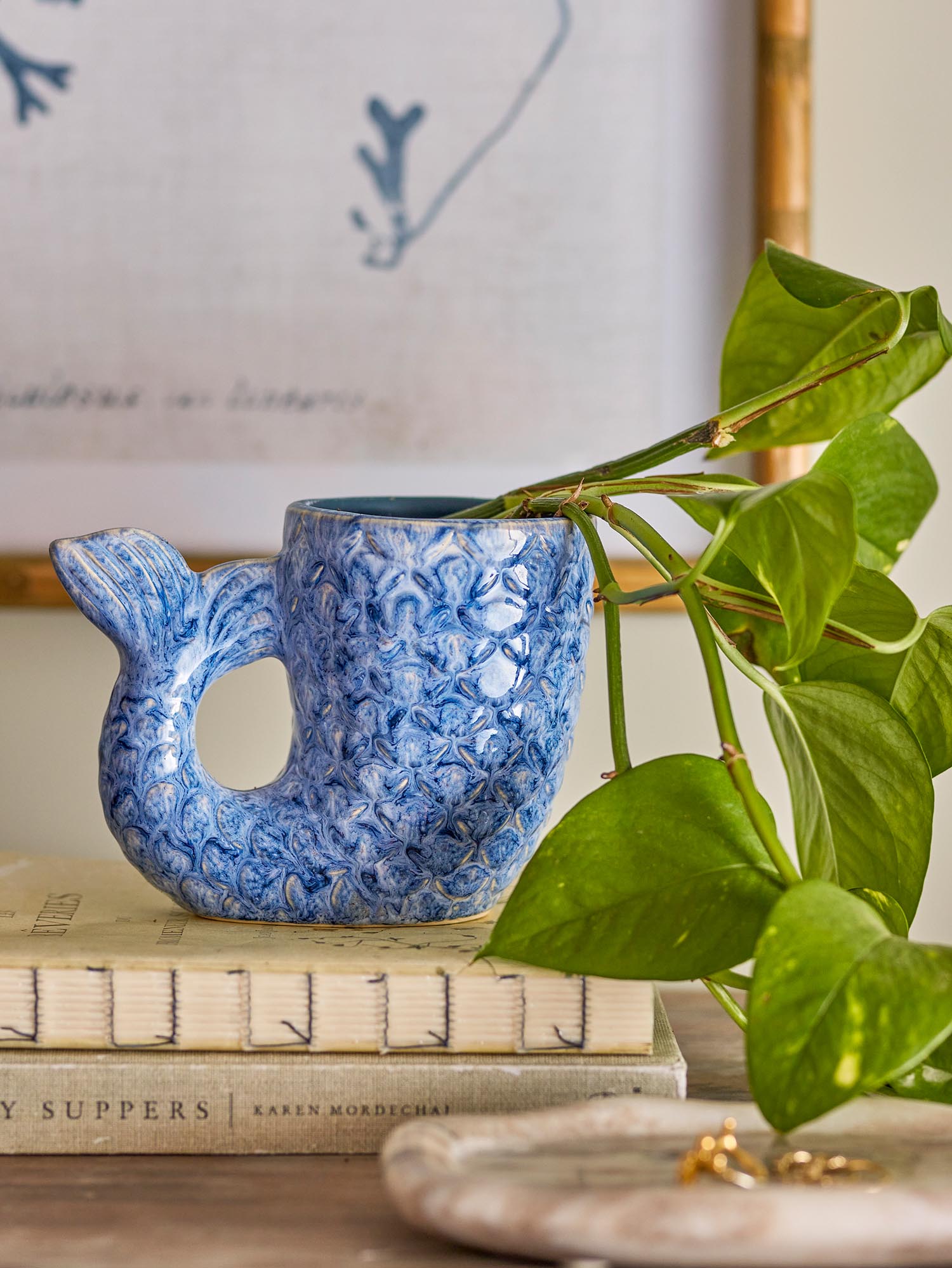Die Ariella Vase aus blauem Steingut von Creative Collection besticht durch ihr elegantes Design und hochwertige Verarbeitung.