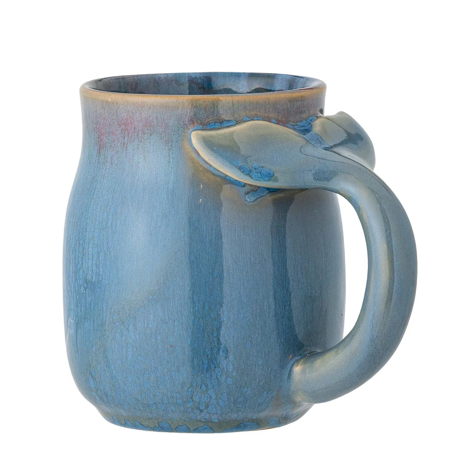 Der Rinat Becher aus Steingut besticht durch seine blaue, reaktive Glasur und bietet maritimen Charme und Funktionalität.