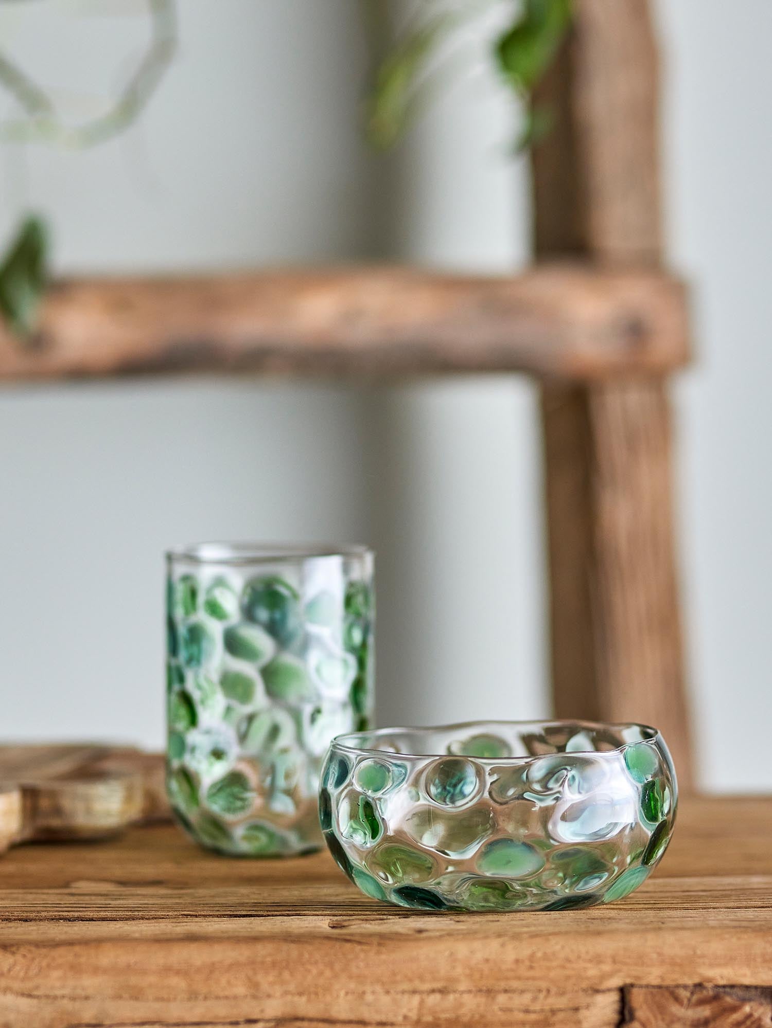 Die Rondha Schale in Grün von Creative Collection: Ein mundgeblasenes Glaskunstwerk mit handgefertigten Perlen, das Eleganz und Funktionalität vereint.