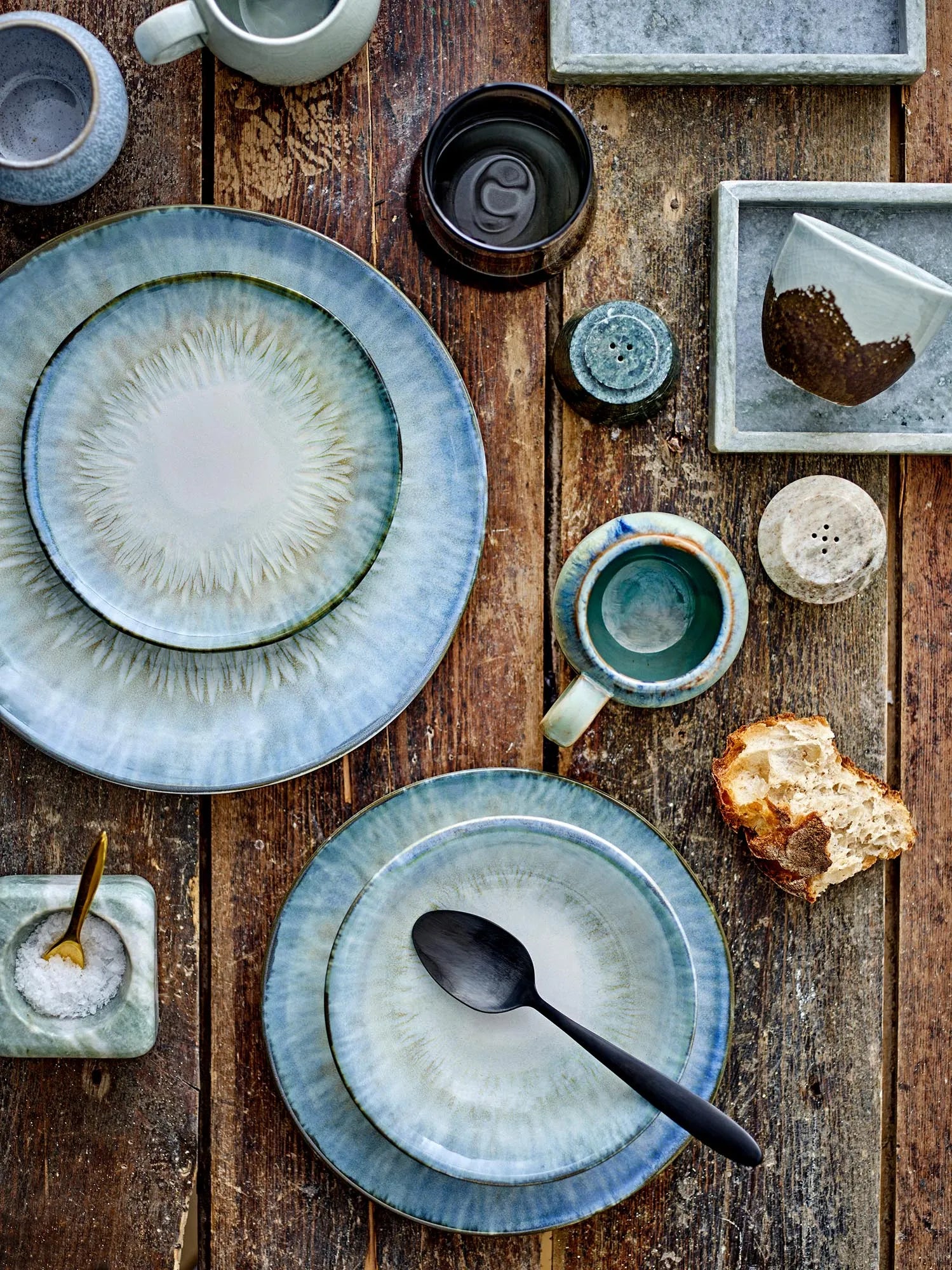Calen Teller, Blue, Steingut in Blau präsentiert im Onlineshop von KAQTU Design AG. Teller ist von Bloomingville