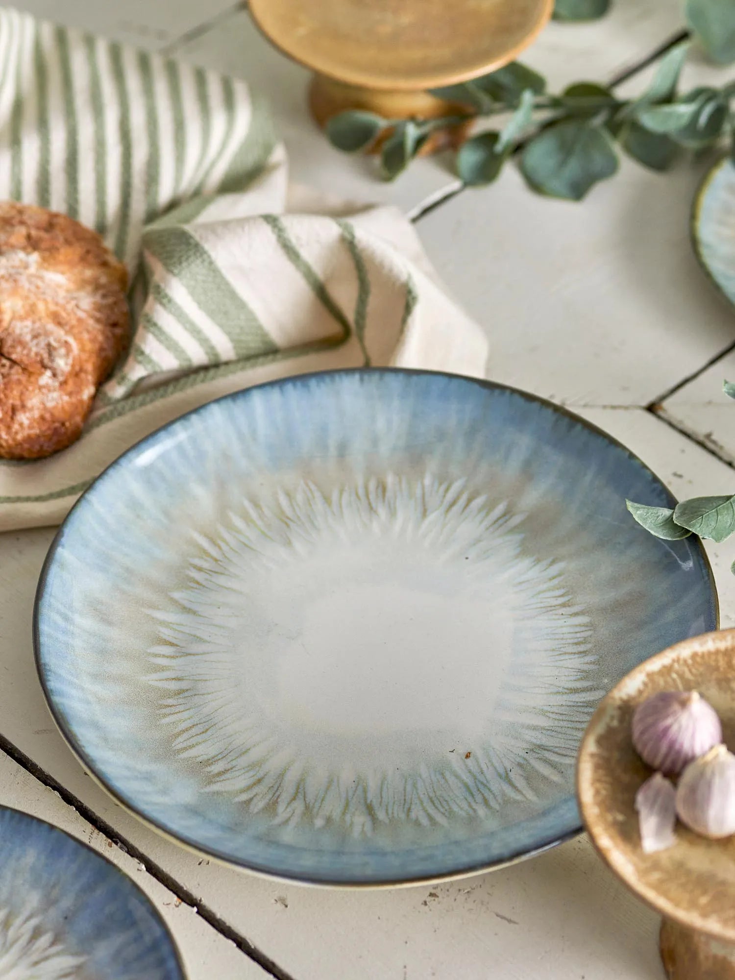 Calen Teller, Blue, Steingut in Blau präsentiert im Onlineshop von KAQTU Design AG. Teller ist von Bloomingville