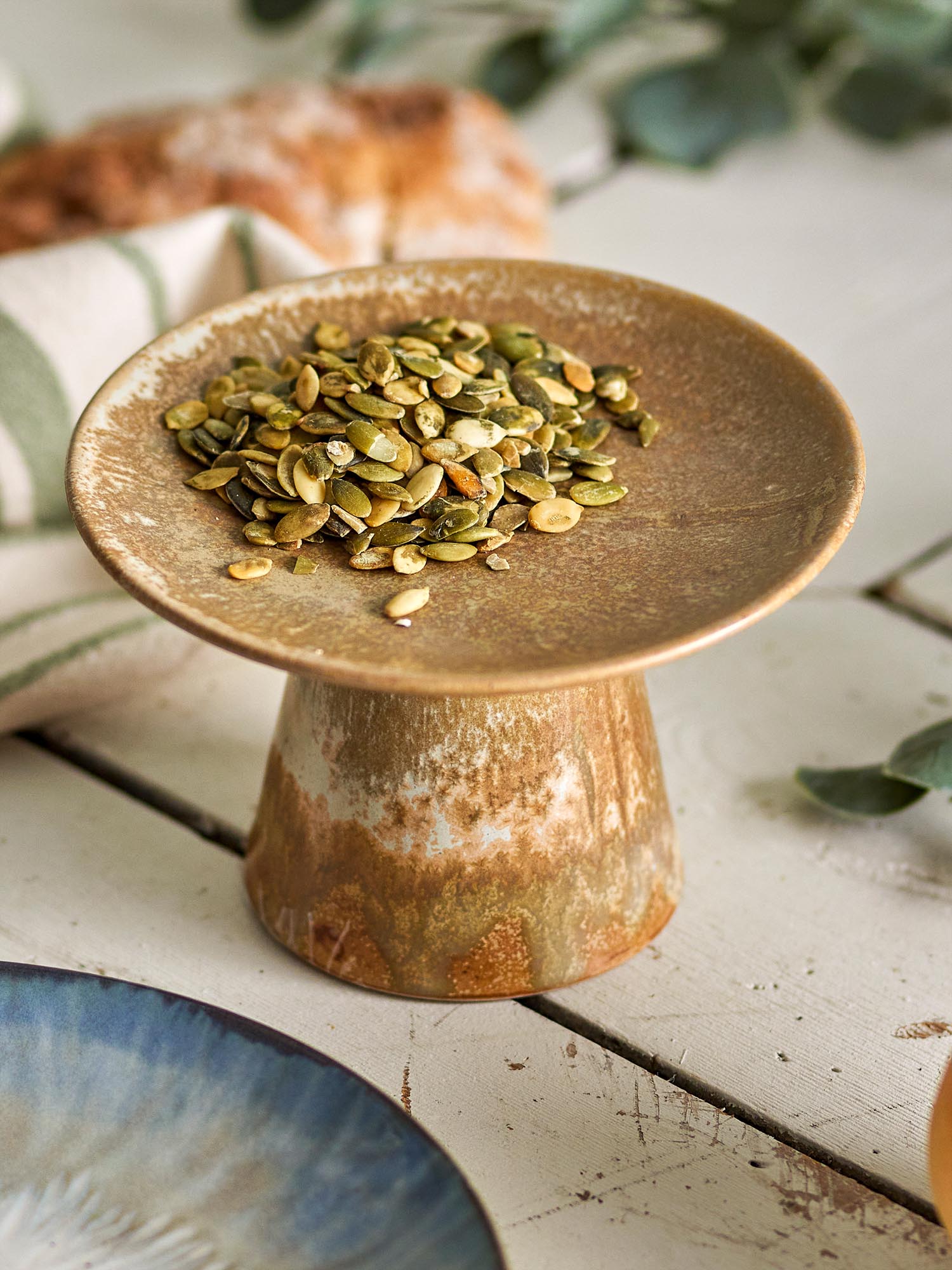 Die Ikigai Sockelschale von Bloomingville aus braunem Steingut überzeugt mit stilvollem Design und erstklassiger Qualität.