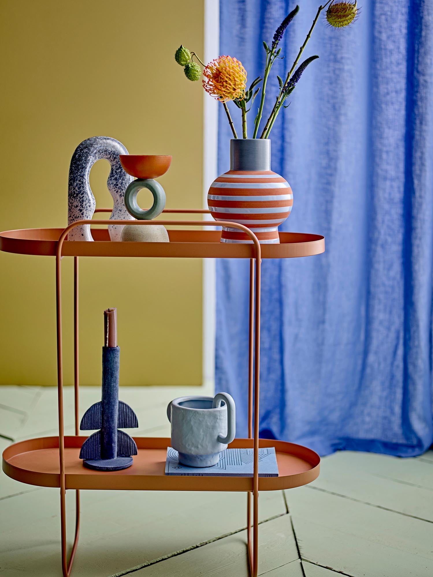 Loretta Teelichthalter, Orange, Polyresin in Orange präsentiert im Onlineshop von KAQTU Design AG. Teelichthalter ist von Bloomingville