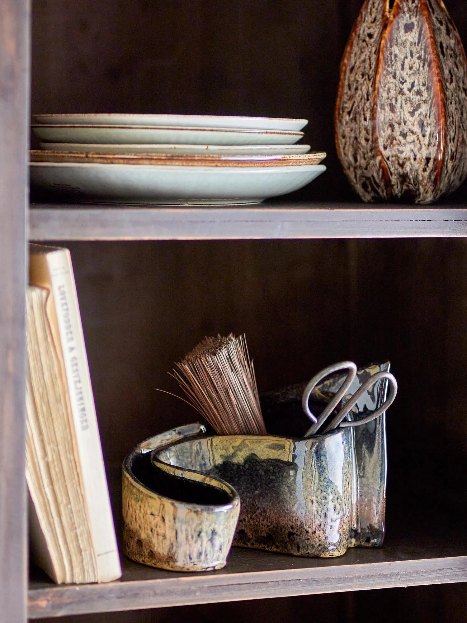 Phil Deko, Braun, Steingut in Braun präsentiert im Onlineshop von KAQTU Design AG. Kunstgegenstände ist von Creative Collection