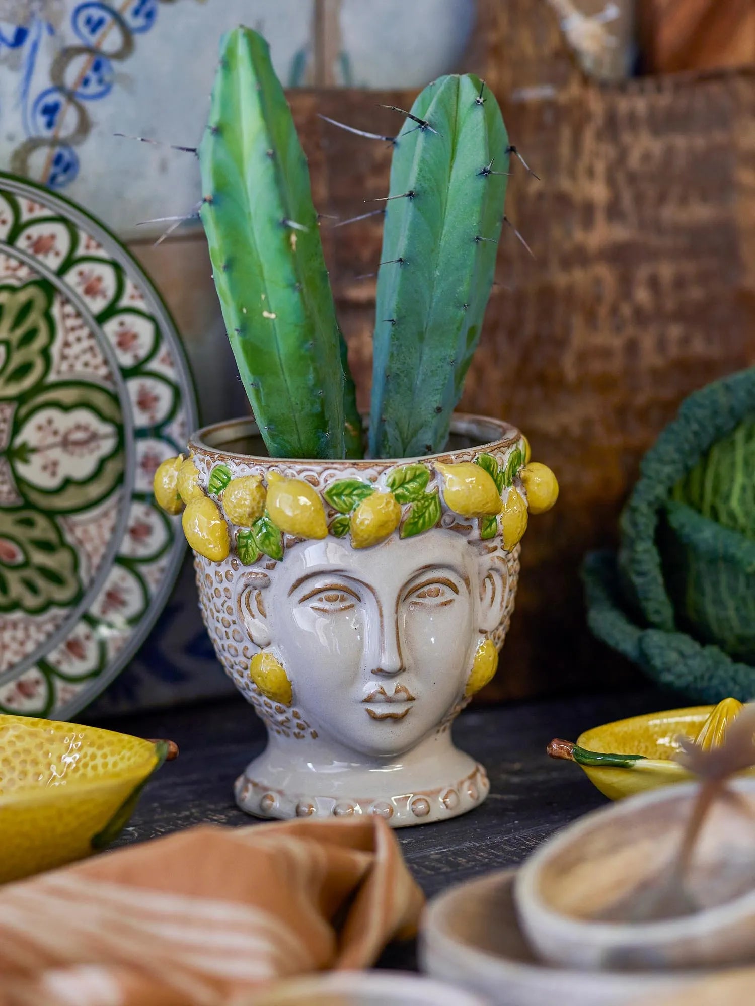 Ein handgefertigter Steingut-Blumentopf in leuchtendem Gelb, inspiriert von italienischem Design, verleiht jedem Raum mediterranes Flair.