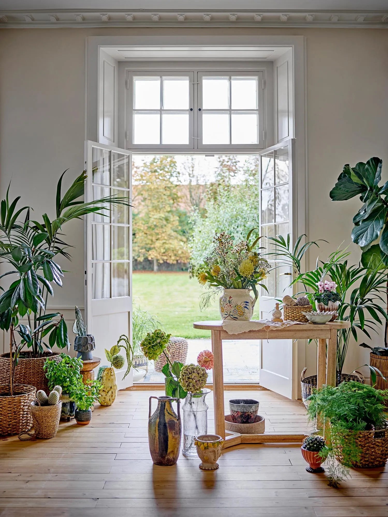 Ein handgefertigter Steingut-Blumentopf in leuchtendem Gelb, inspiriert von italienischem Design, verleiht jedem Raum mediterranes Flair.