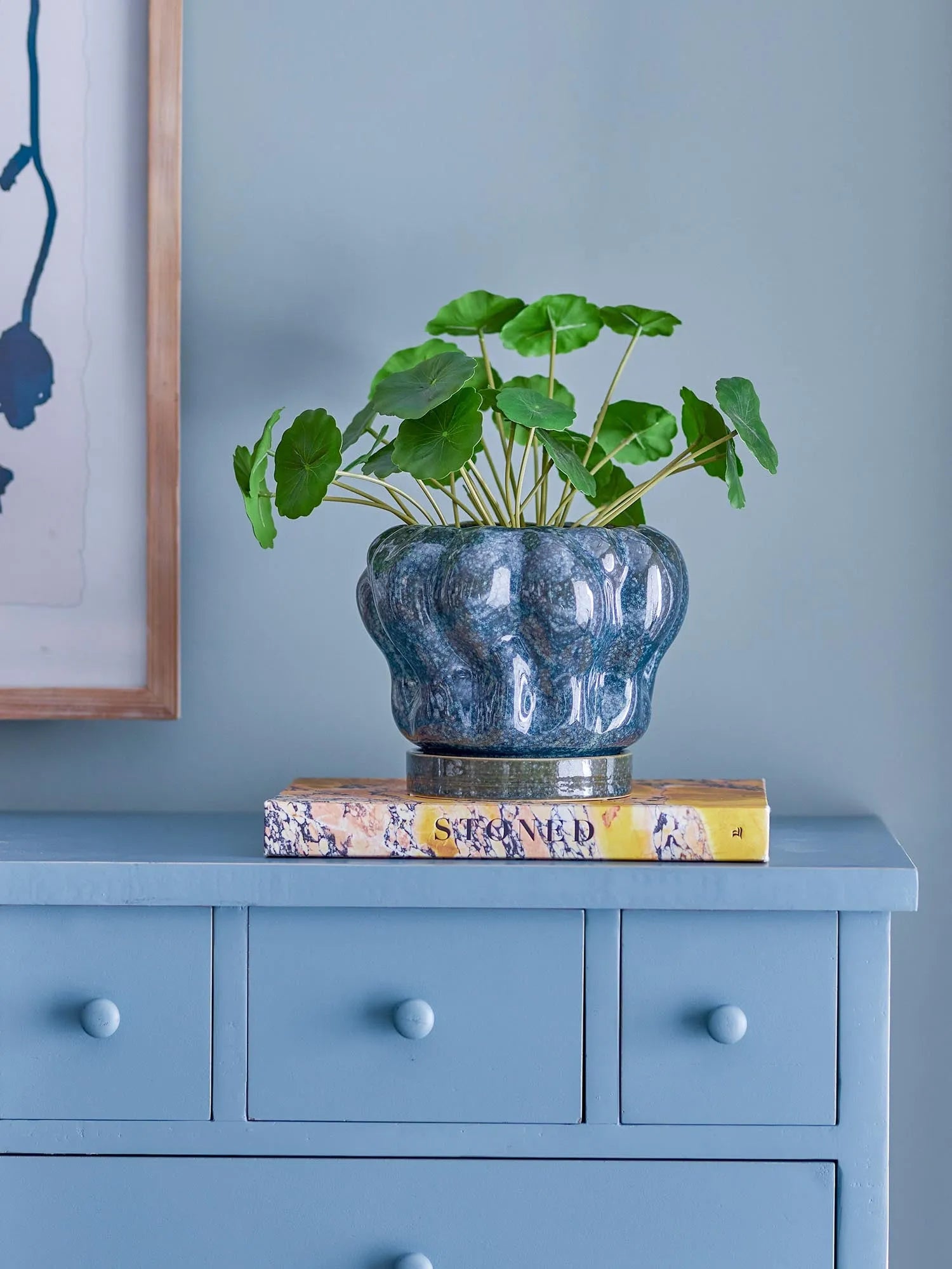 Eleganter Blumentopf aus Steingut mit blauer Glasur und Untertasse, ideal für stilvolle Pflanzendekoration.
