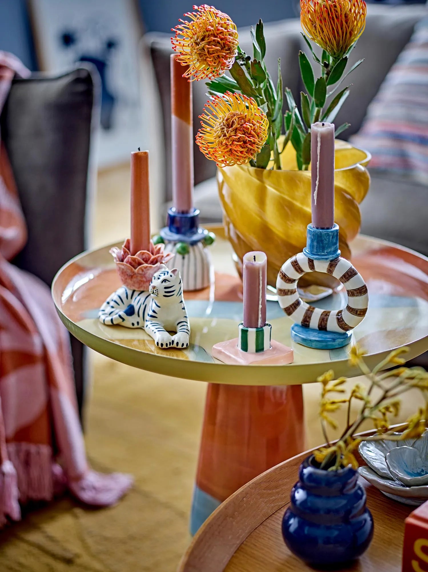 Der Callo Blumentopf aus gelbem Glas von Bloomingville vereint Eleganz und Funktionalität mit einem einzigartigen Wirbel-Effekt.