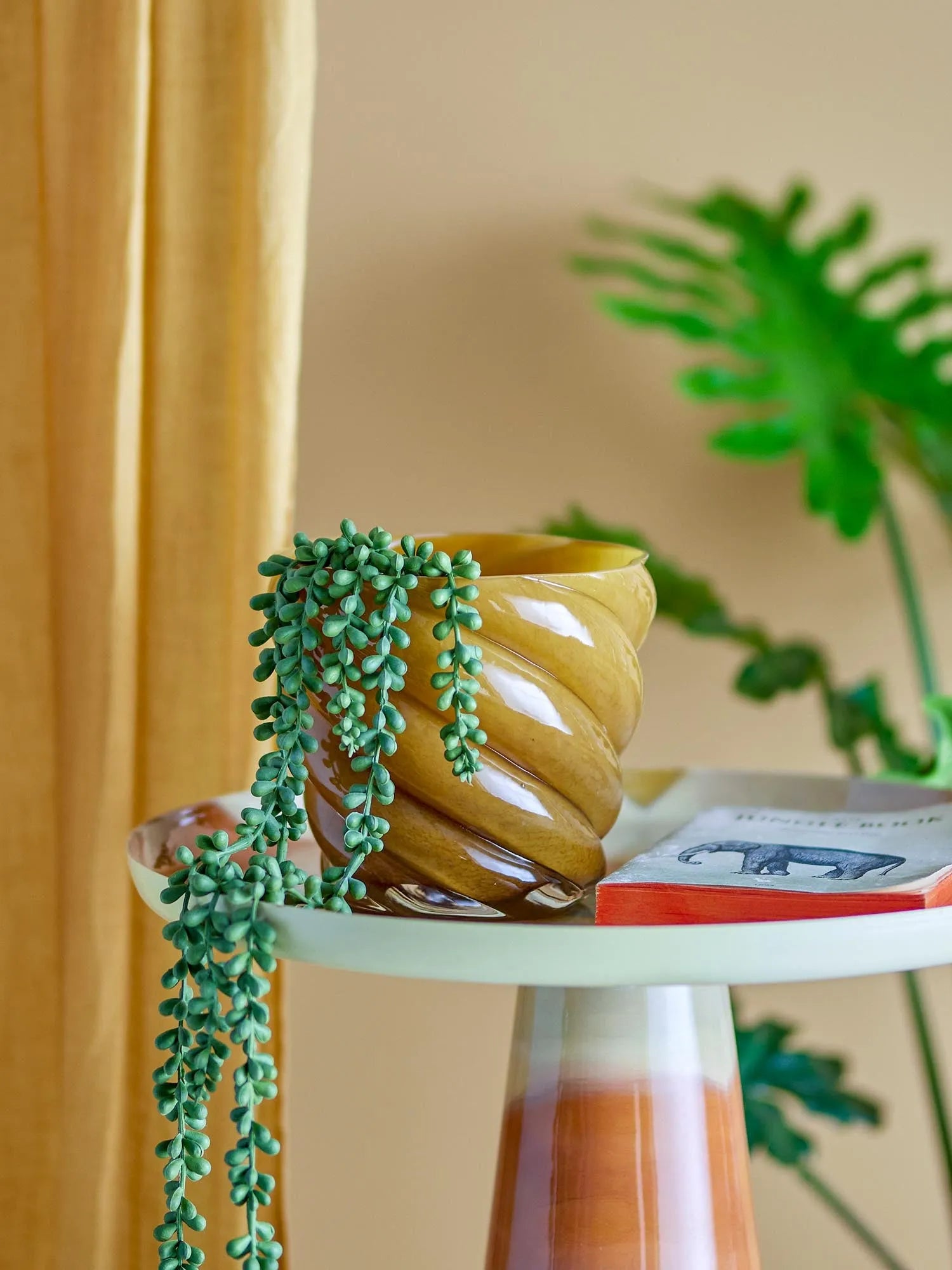 Der Callo Blumentopf aus gelbem Glas von Bloomingville vereint Eleganz und Funktionalität mit einem einzigartigen Wirbel-Effekt.