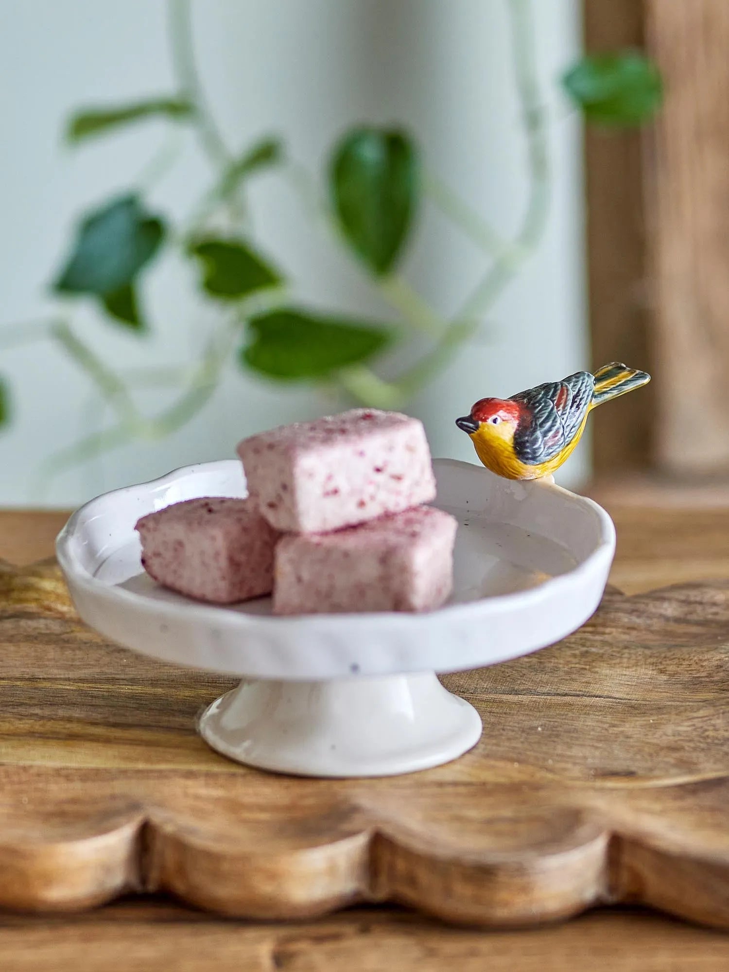 Eleganter Kuchenteller aus Steingut mit verspieltem Vogelmotiv, ideal für stilvolle Präsentationen und vielseitige Dekorationen.