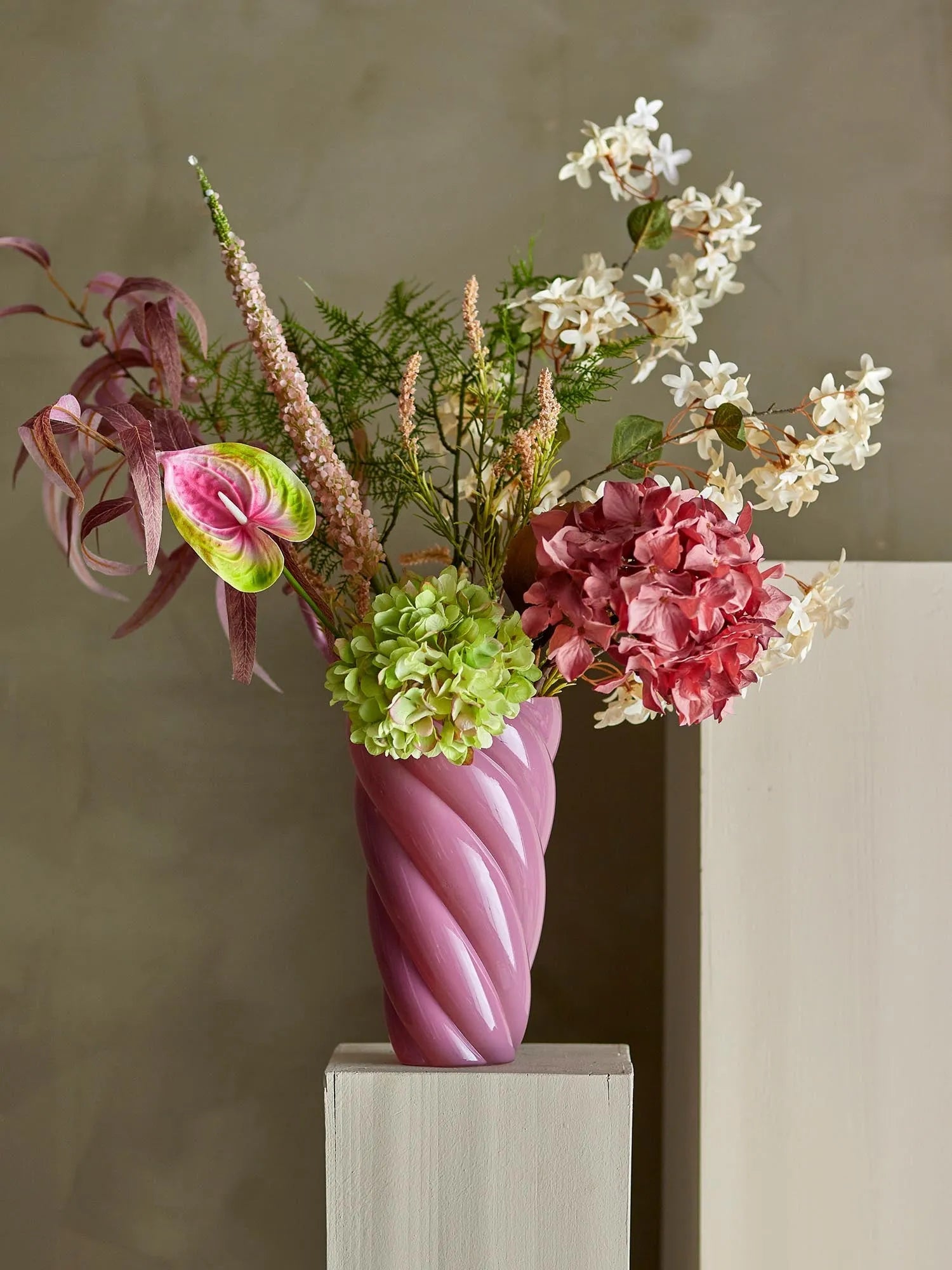 Ein eleganter, roter Eucalyptus Stiel von Bloomingville, der realistisch und pflegeleicht ist, ideal für stilvolle Dekorationen.