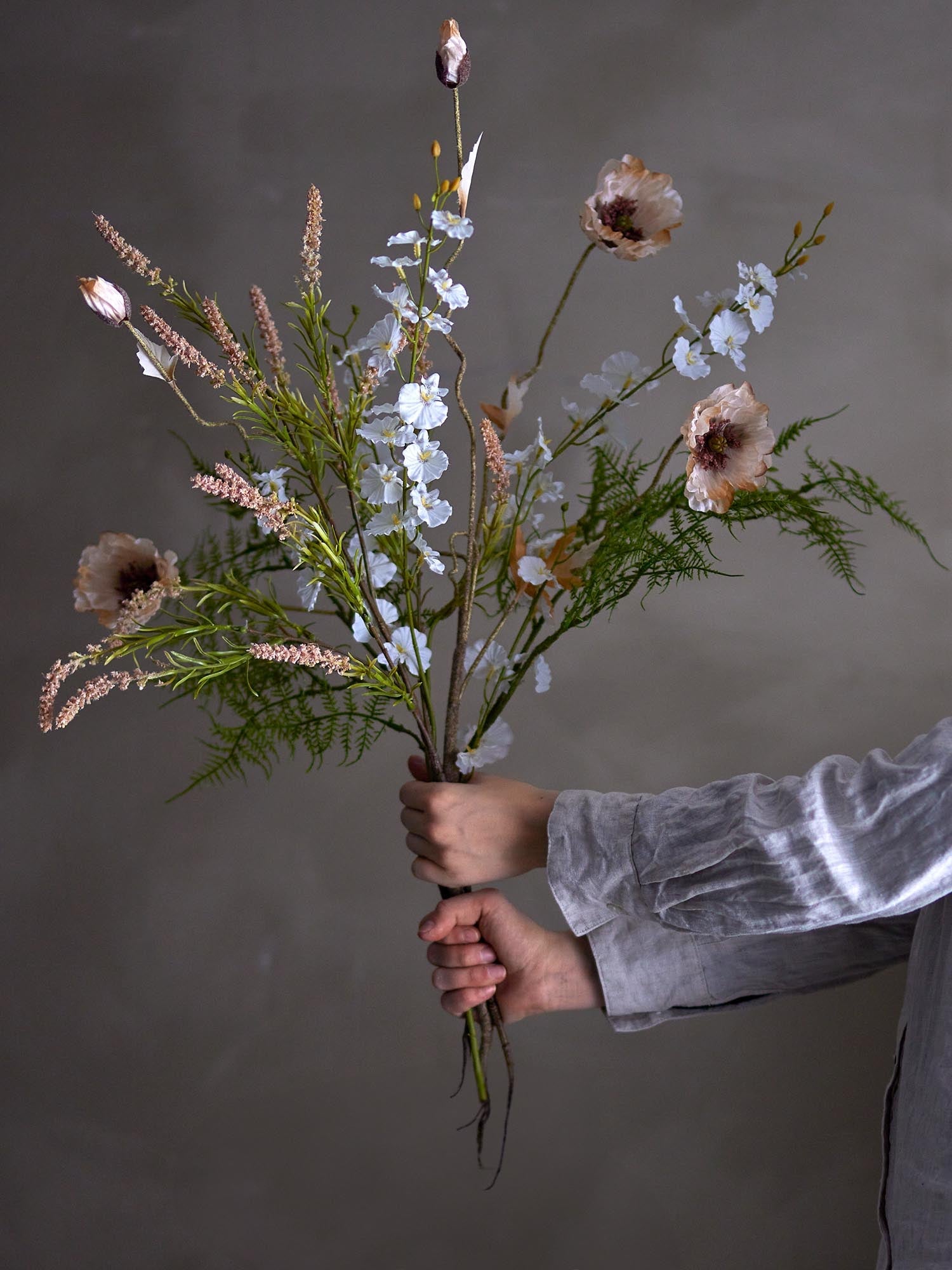 Foxtail-Stiel mit Rose von Bloomingville, kunstvolle und langlebige Dekoration für stilvolle Wohnräume und besondere Anlässe.