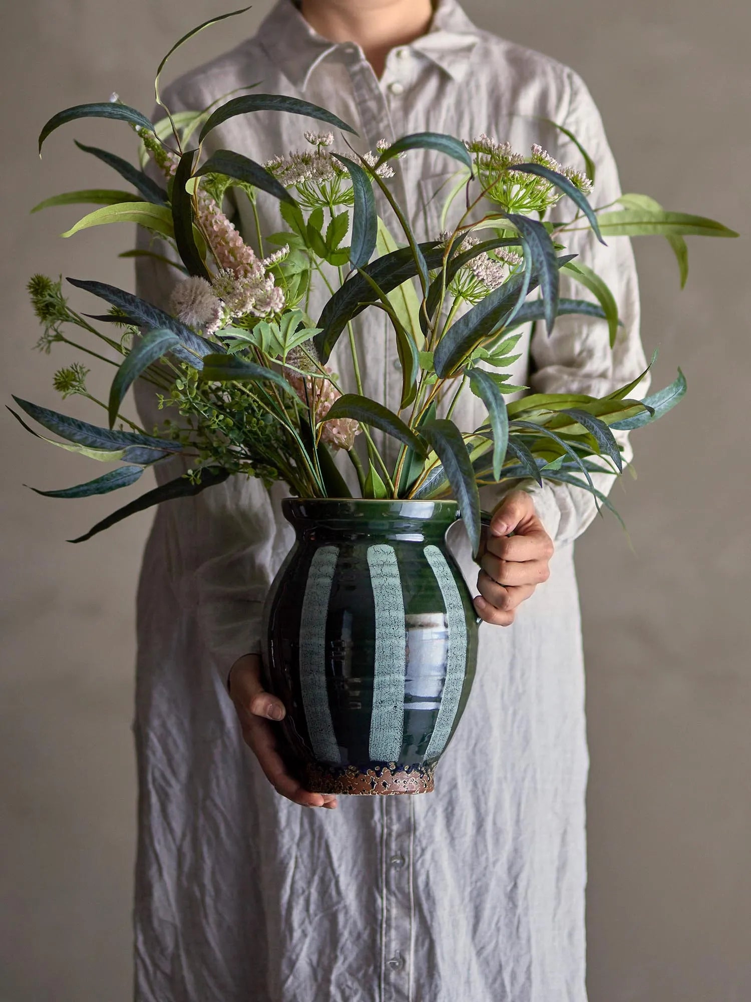 Eucalyptus Stiel, Grün, Künstliche Blumen in Grün präsentiert im Onlineshop von KAQTU Design AG. Kunstpflanze ist von Bloomingville