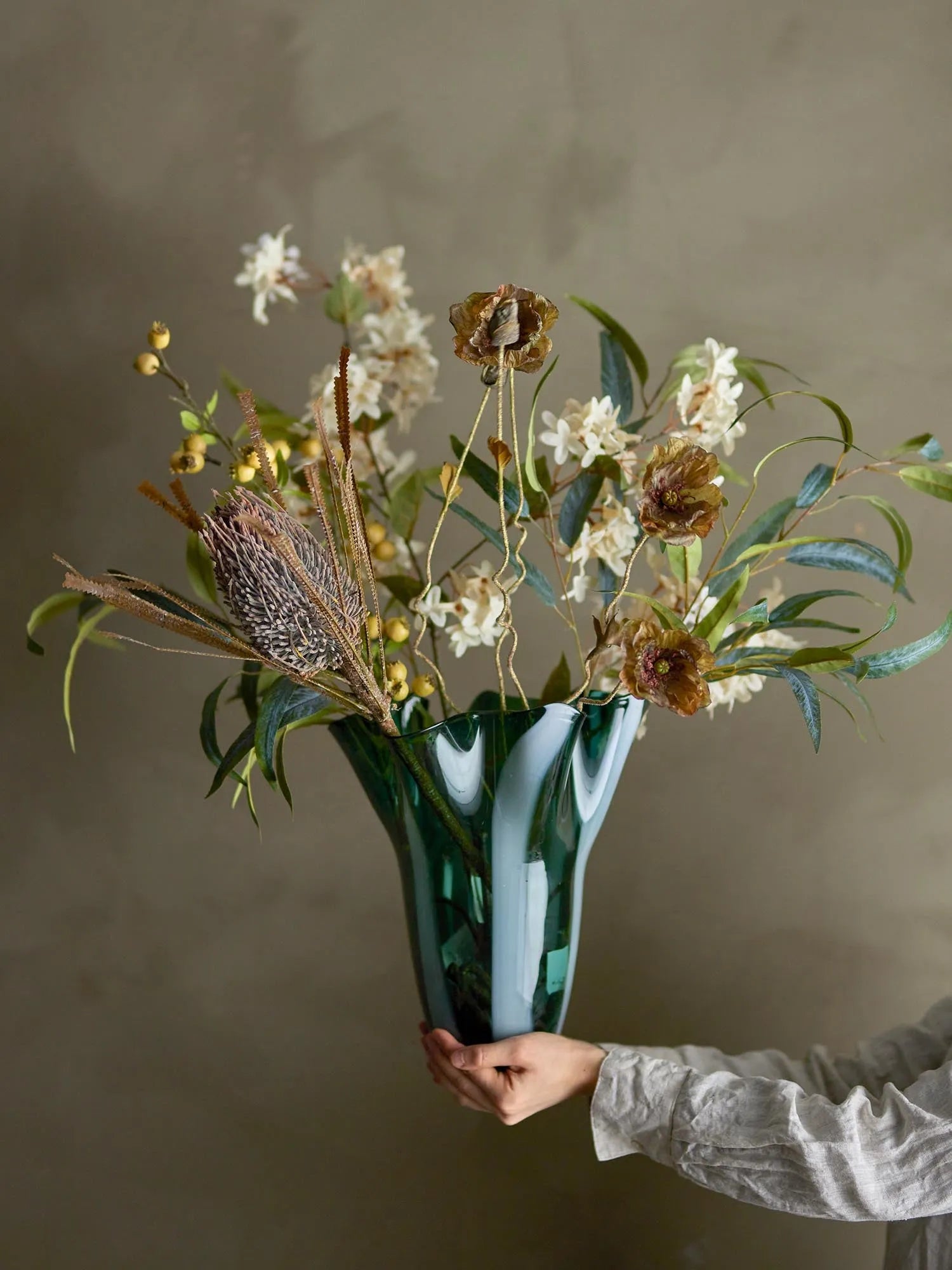 Eucalyptus Stiel, Grün, Künstliche Blumen in Grün präsentiert im Onlineshop von KAQTU Design AG. Kunstpflanze ist von Bloomingville