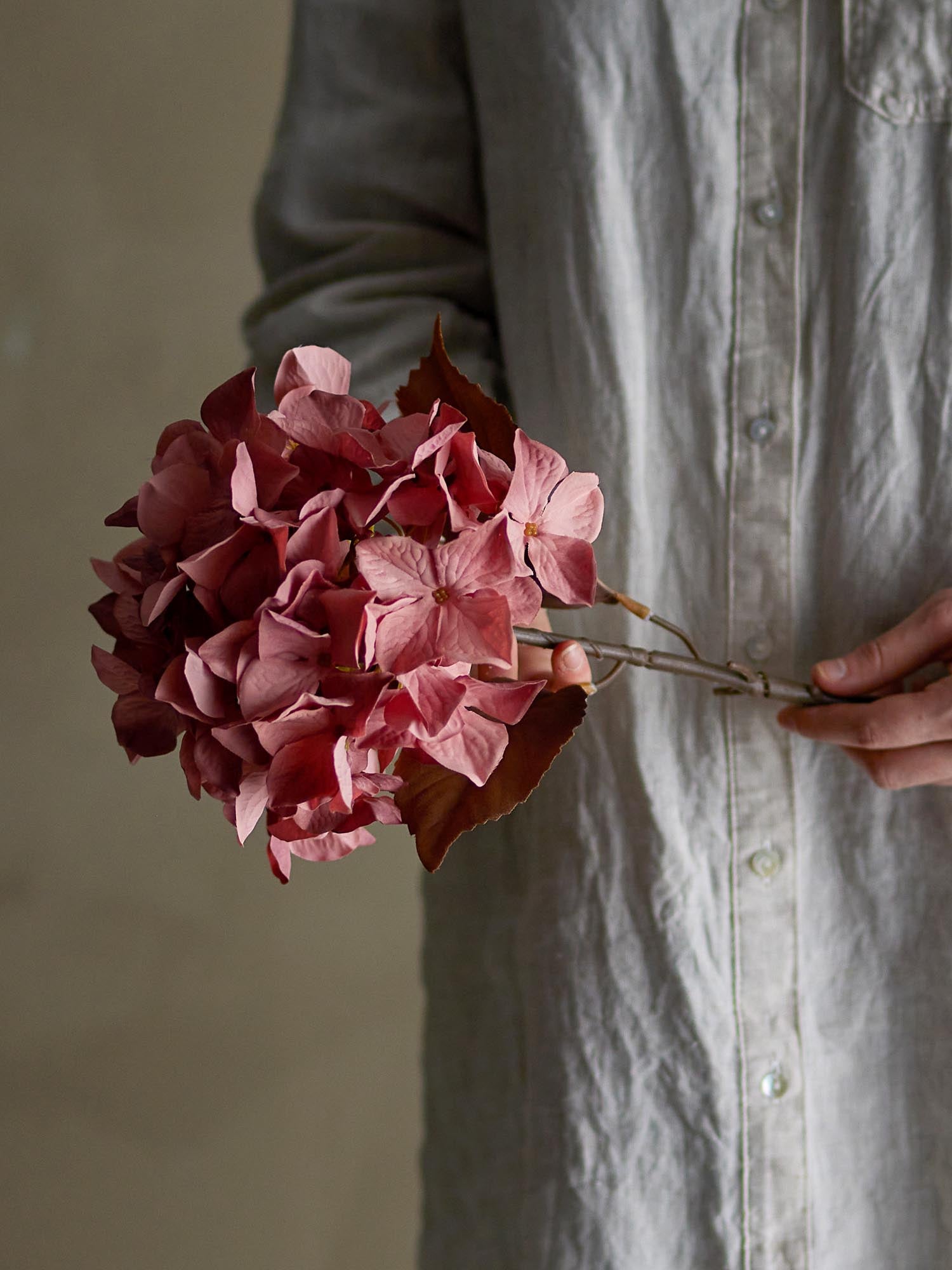 Künstlicher Hydrangea-Stiel von Bloomingville, perfekt für elegante Dekorationen und zeitlose Blumenarrangements in jedem Raum.
