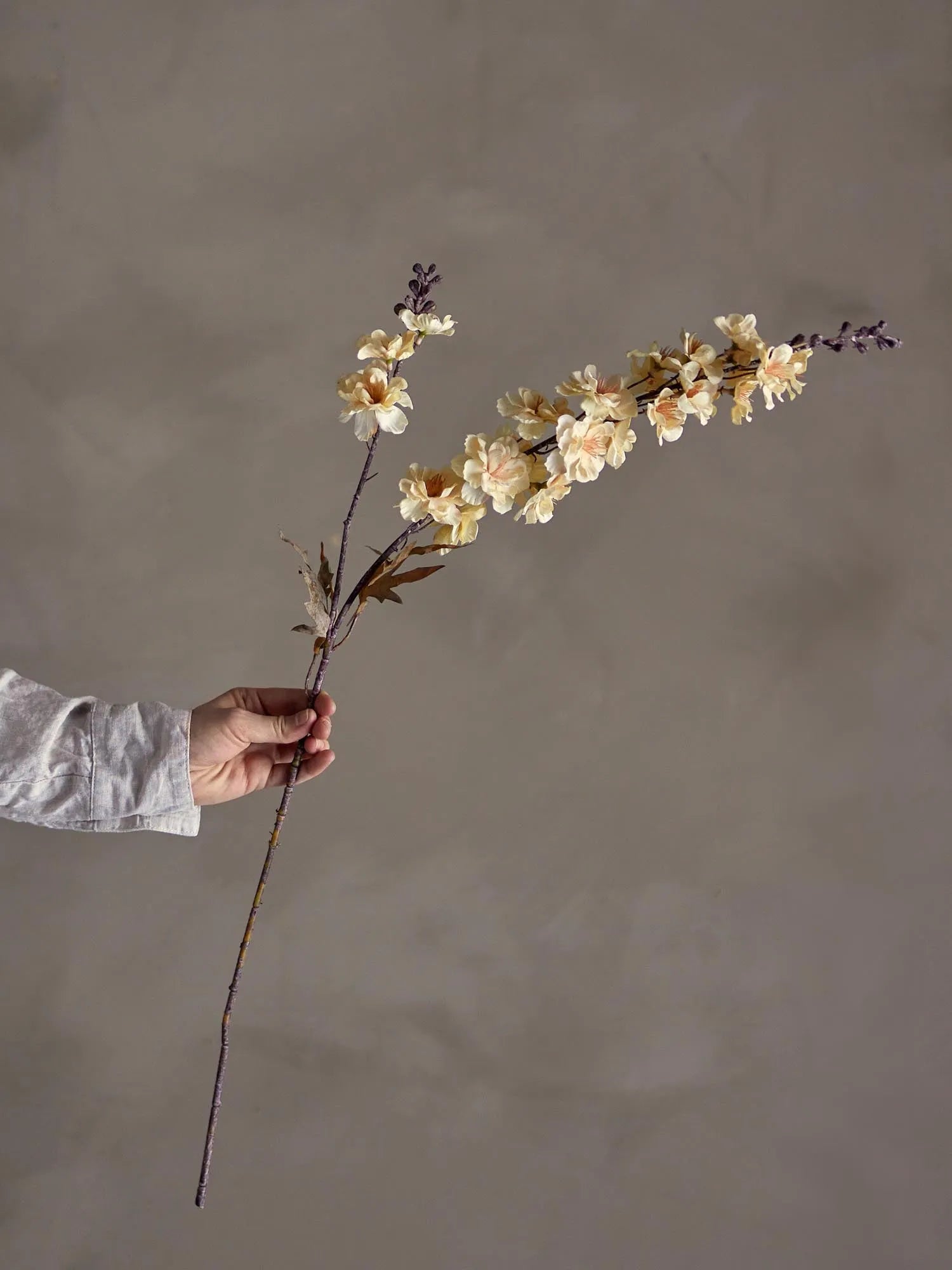 Der Larkspur Stiel von Bloomingville bringt natürliche Eleganz in Ihr Zuhause, pflegeleicht und langlebig, ideal für jeden Raum.