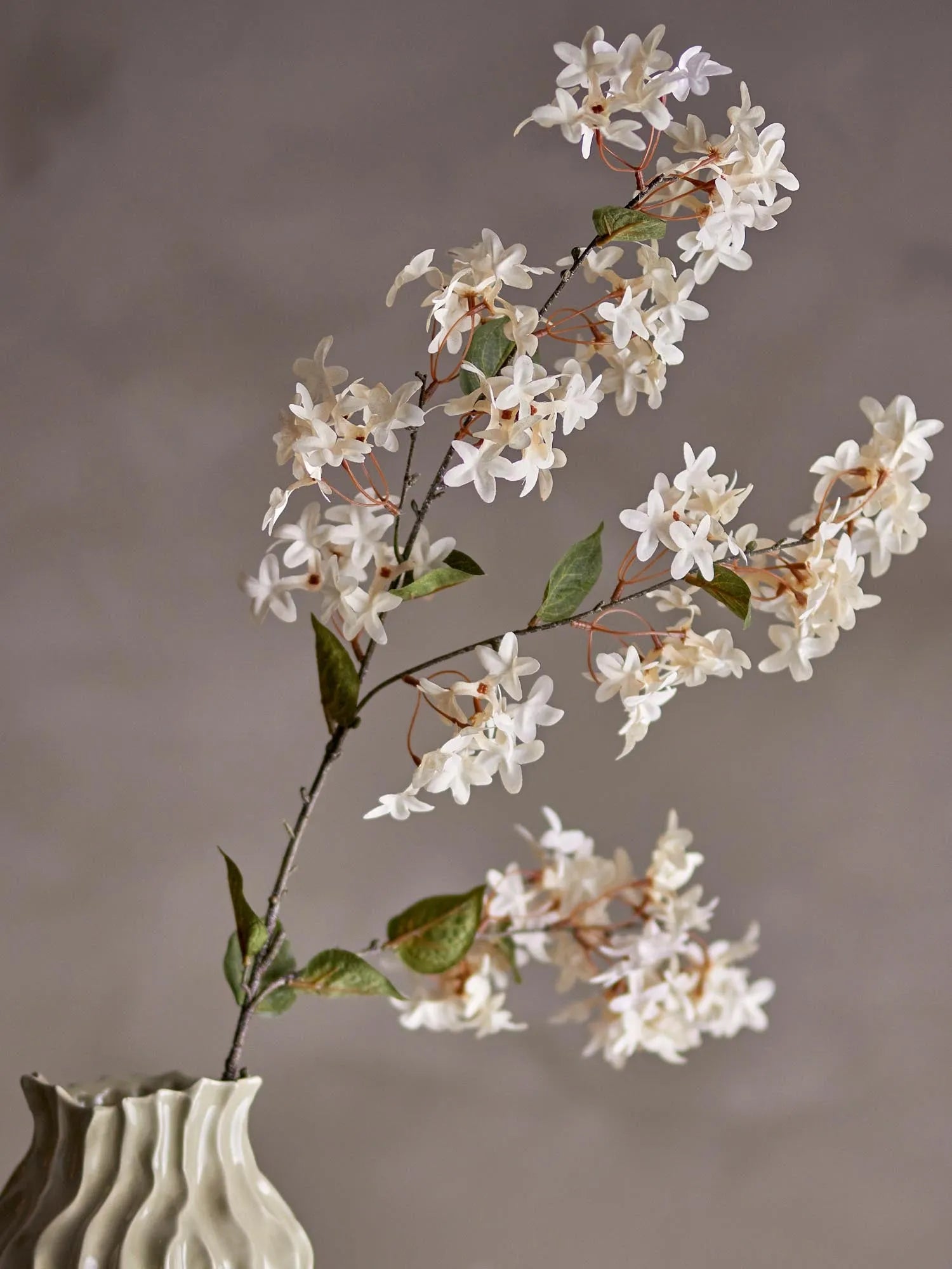 Eleganter Myrtle Zweig in Weiß, pflegeleicht und flexibel, ideal für stilvolle Dekorationen in jedem Raum.