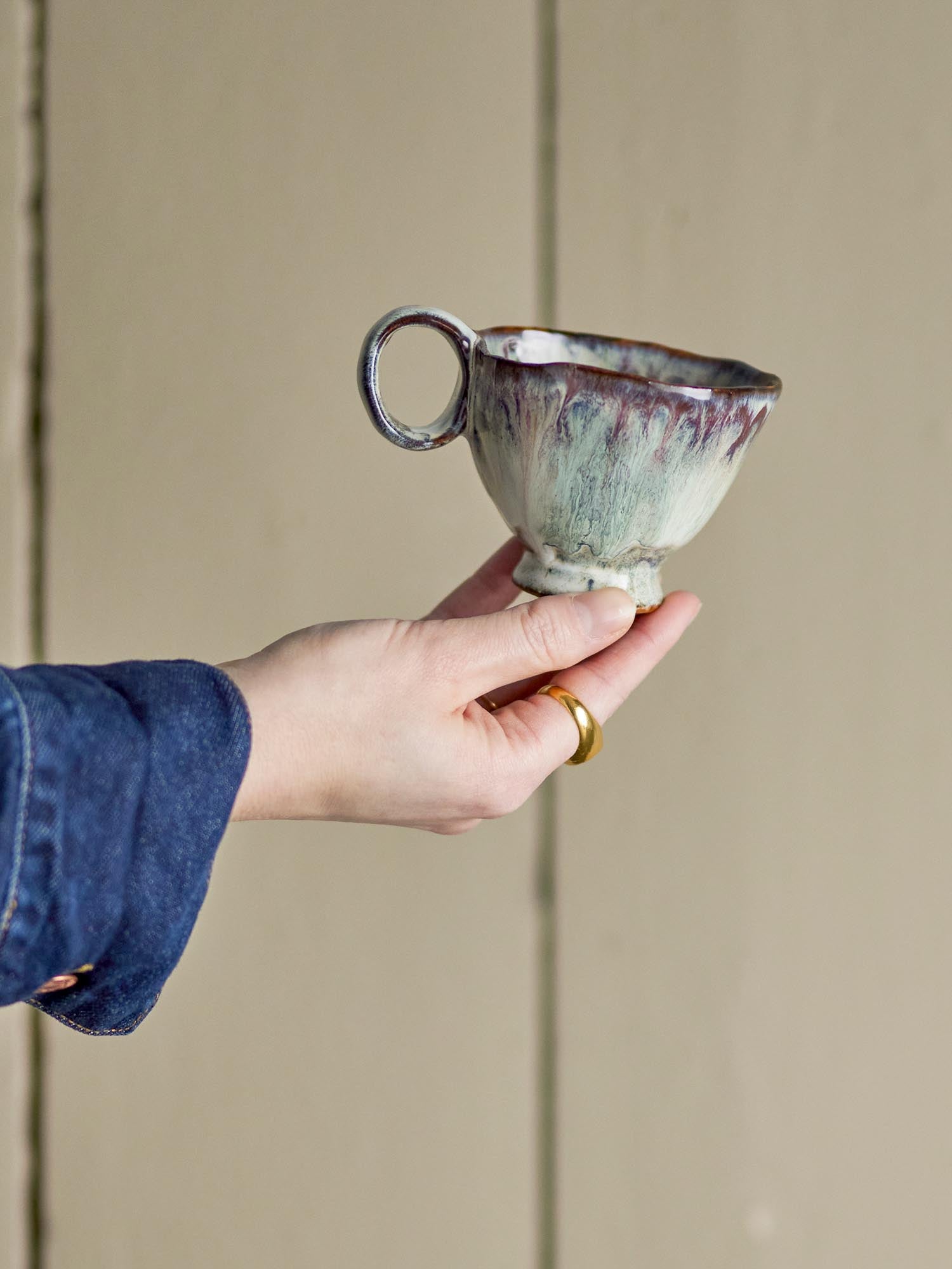 Die Imogen Tasse von Bloomingville aus grauem Steingut besticht durch ihr stilvolles Design und ist ideal für Heißgetränke.
