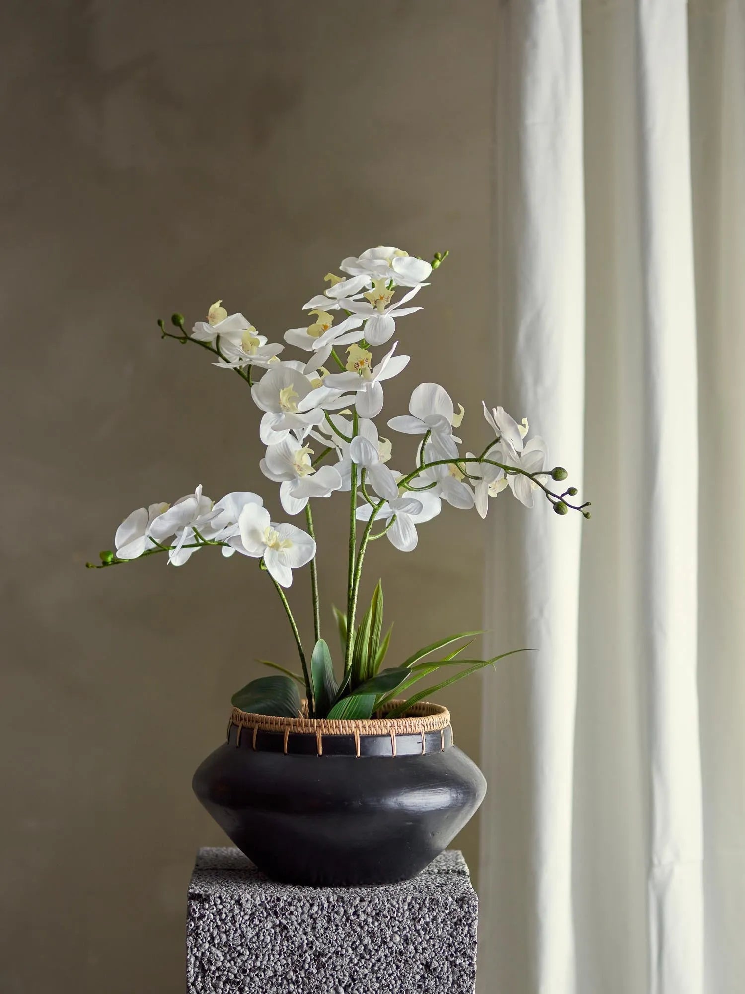 Die Bloomingville Orchid ist eine detailgetreue, pflegeleichte Kunstpflanze, die mit UV-beständigen Materialien gefertigt ist.