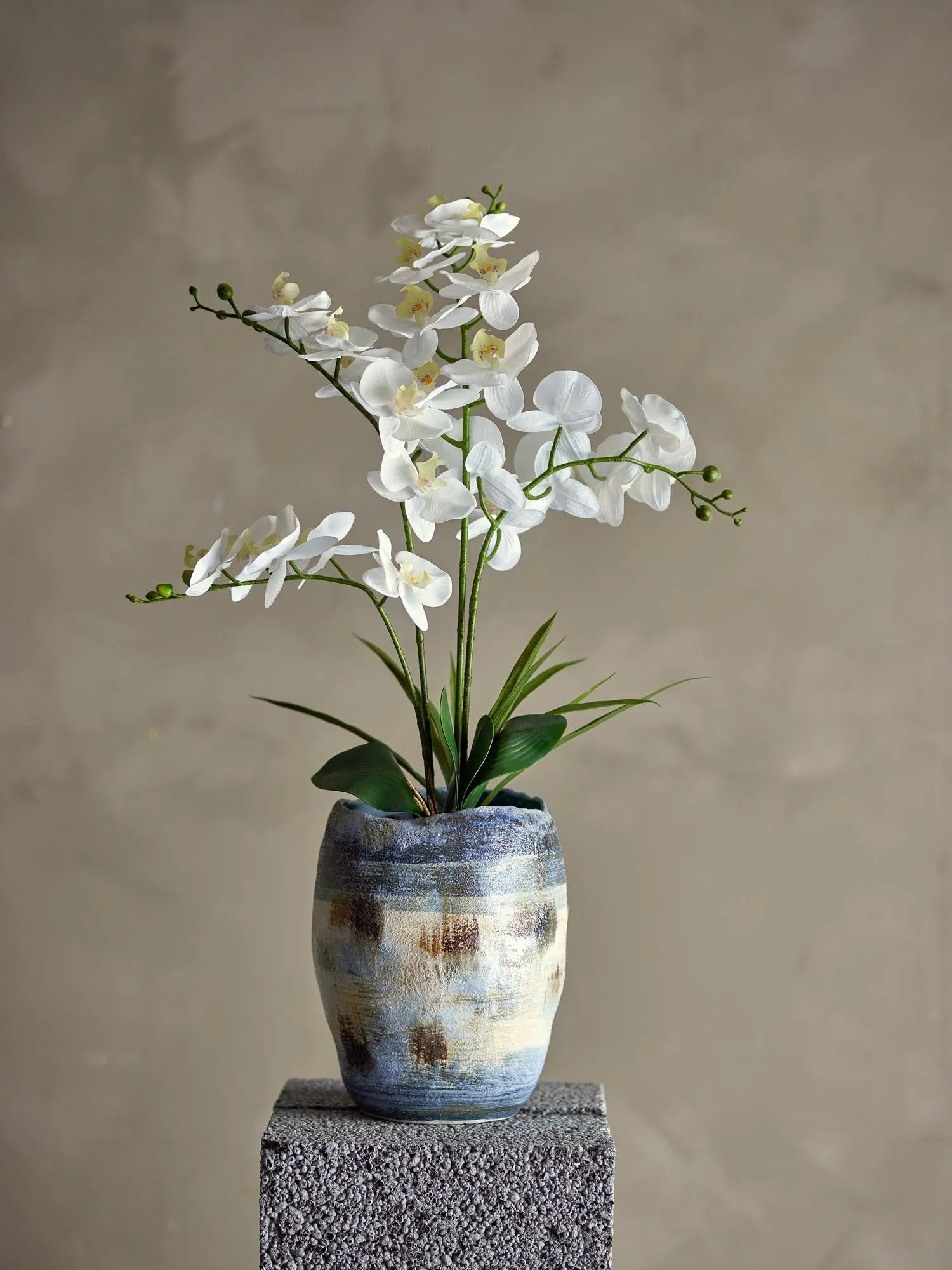 Die Bloomingville Orchid ist eine detailgetreue, pflegeleichte Kunstpflanze, die mit UV-beständigen Materialien gefertigt ist.