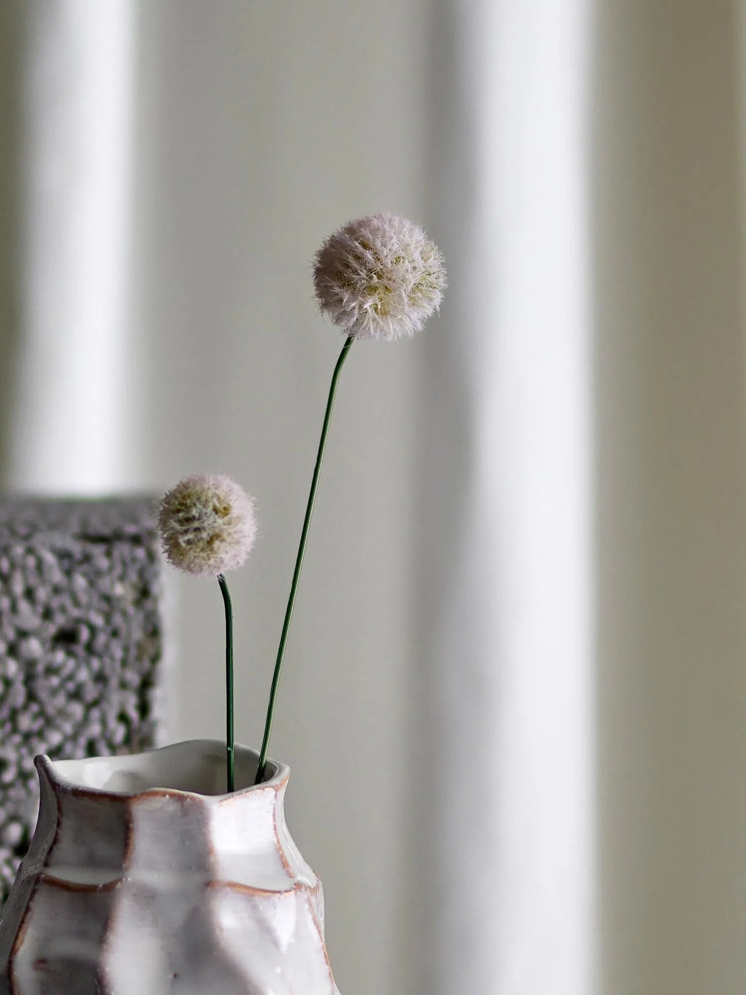 Der Phlox Stiel von Bloomingville bringt natürliche Eleganz in Ihr Zuhause, ohne Pflegeaufwand, und bleibt immer frisch.