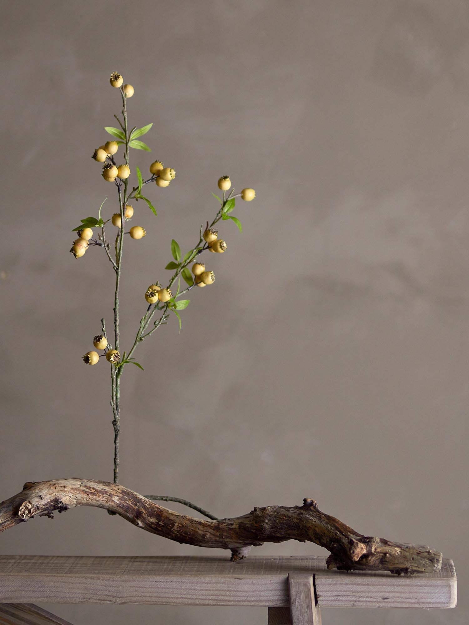 Dekorativer künstlicher Hawthorn-Zweig mit gelben Blüten von Bloomingville, ideal für stilvolle und dauerhafte Raumgestaltung.