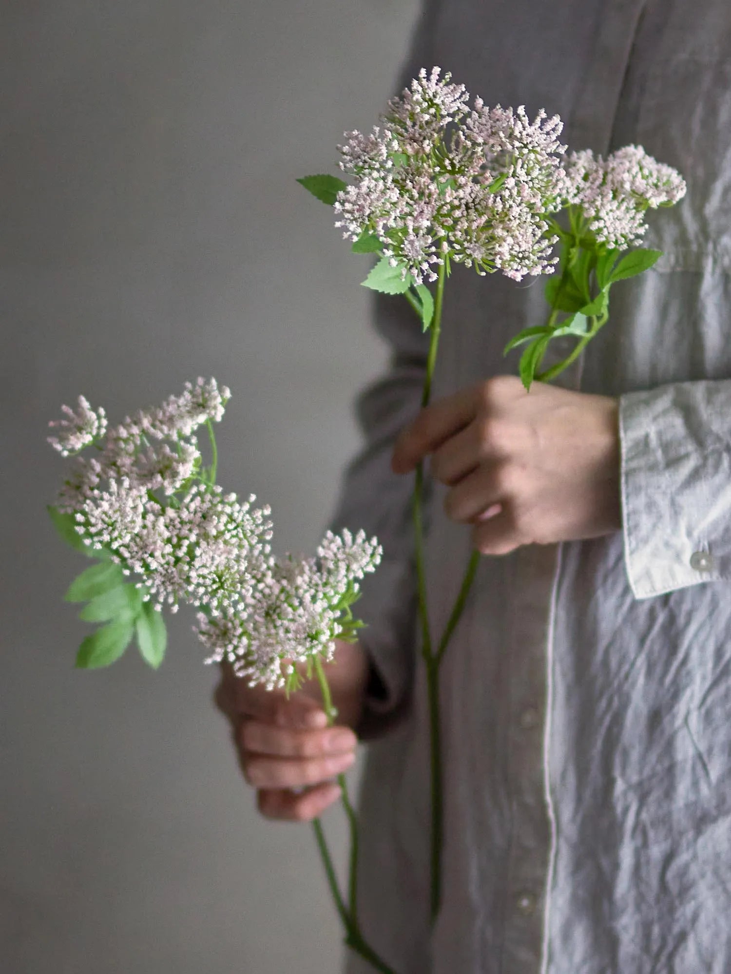 Elegante künstliche Fenchelblume in zartem Rosé, flexibel formbar, ideal für stilvolle, pflegeleichte Dekoration.