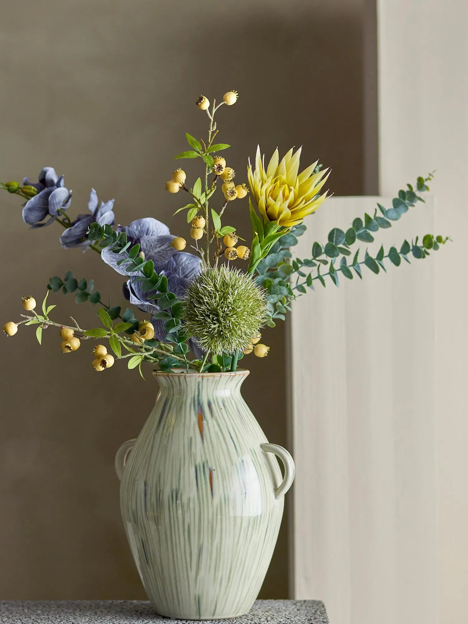 Eucalyptus Stiel, Grün, Künstliche Blumen in Grün präsentiert im Onlineshop von KAQTU Design AG. Kunstpflanze ist von Bloomingville