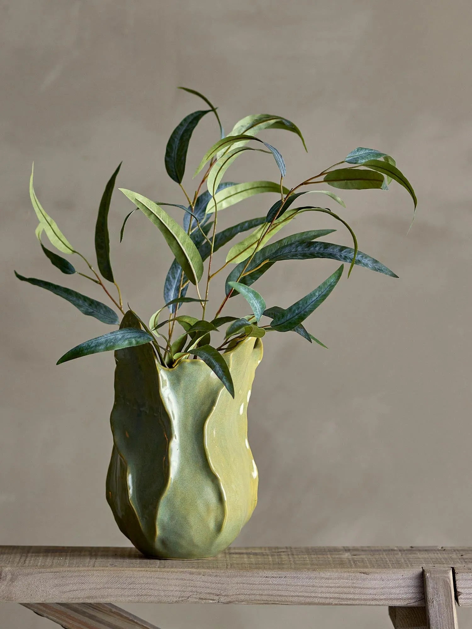 Eucalyptus Stiel, Grün, Künstliche Blumen in Grün präsentiert im Onlineshop von KAQTU Design AG. Kunstpflanze ist von Bloomingville
