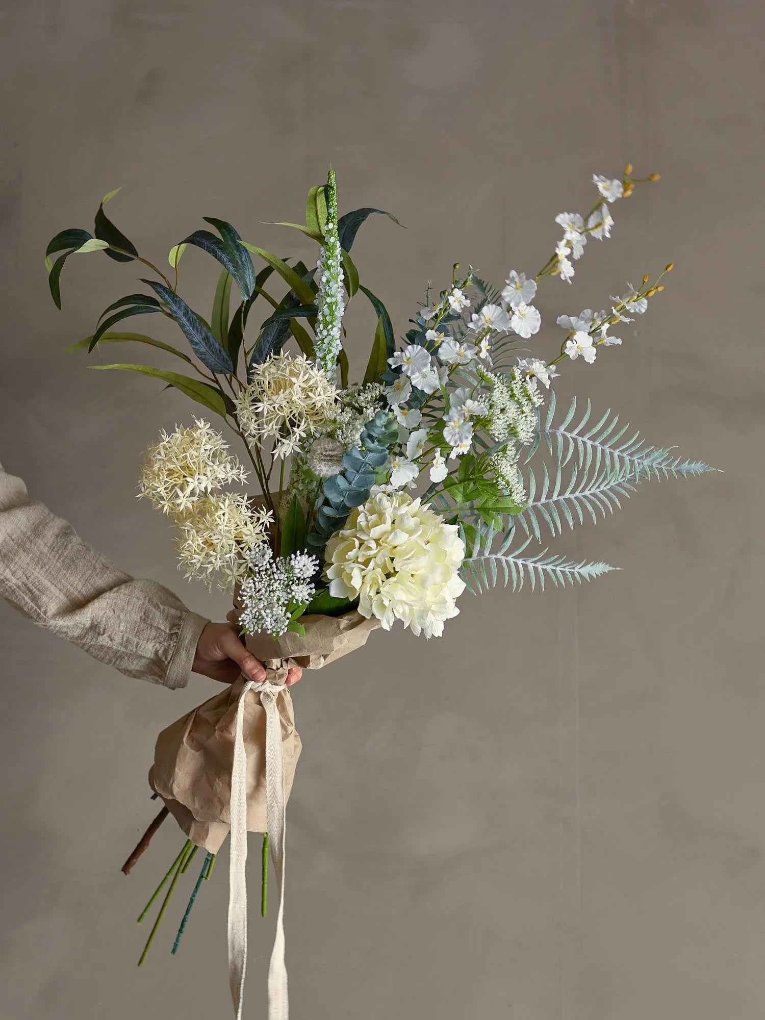 Ein eleganter, pflegeleichter Blumenstrauß in Weiß und Creme, der zeitlose Schönheit und natürliche Frische ausstrahlt.
