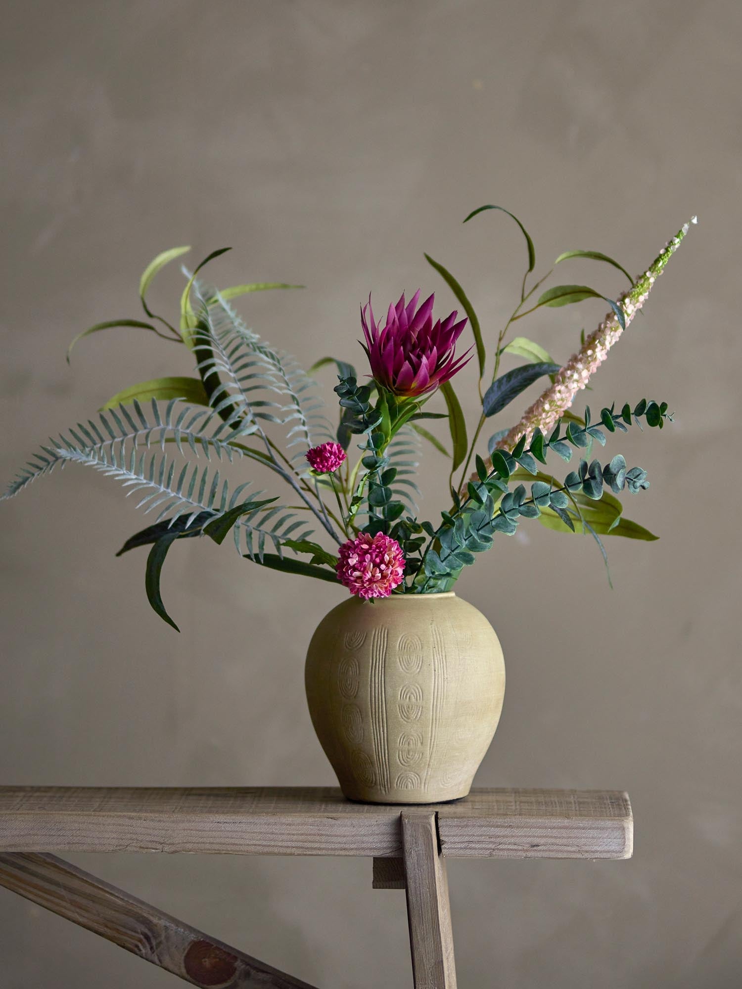 Ein eleganter, roter Kunstblumenstrauß von Bloomingville, der mit seiner zeitlosen Schönheit und Pflegeleichtigkeit besticht.