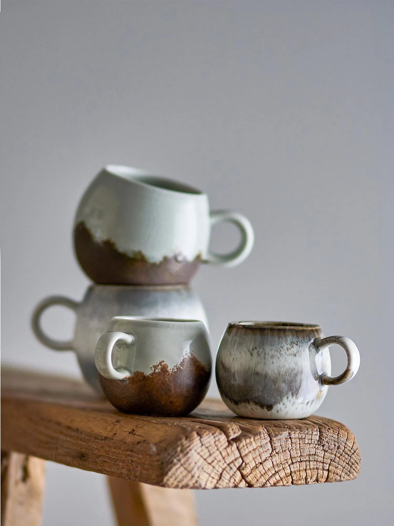 Elegante Espressotasse aus grauem Steingut mit einzigartiger Glasur, die Wärme speichert und stilvoll in der Hand liegt.