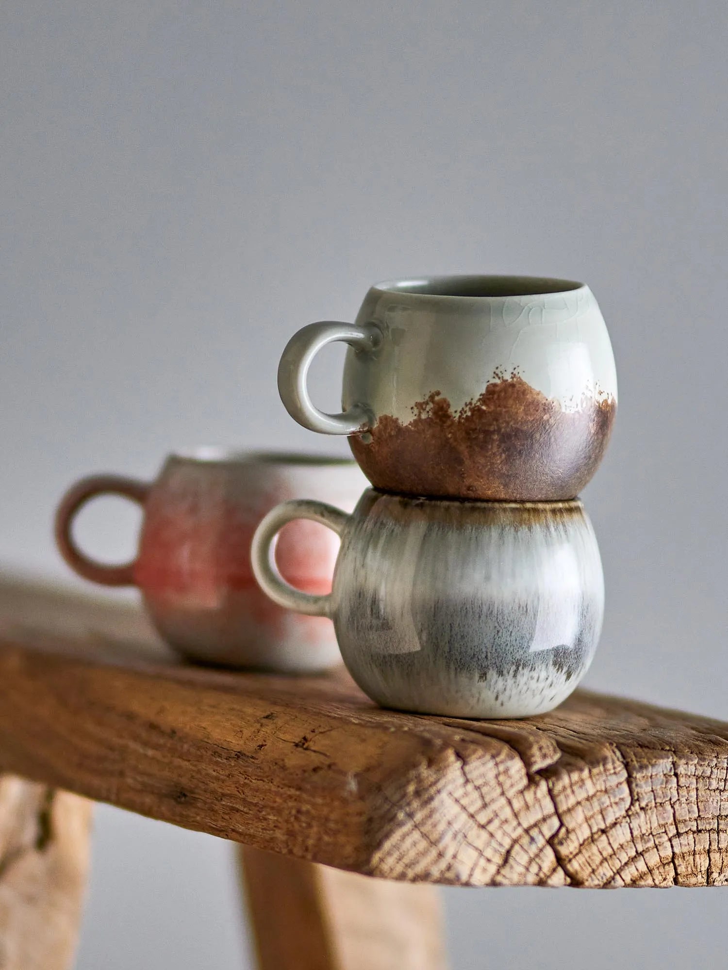 Elegante Espressotasse aus grauem Steingut mit einzigartiger Glasur, die Wärme speichert und stilvoll in der Hand liegt.